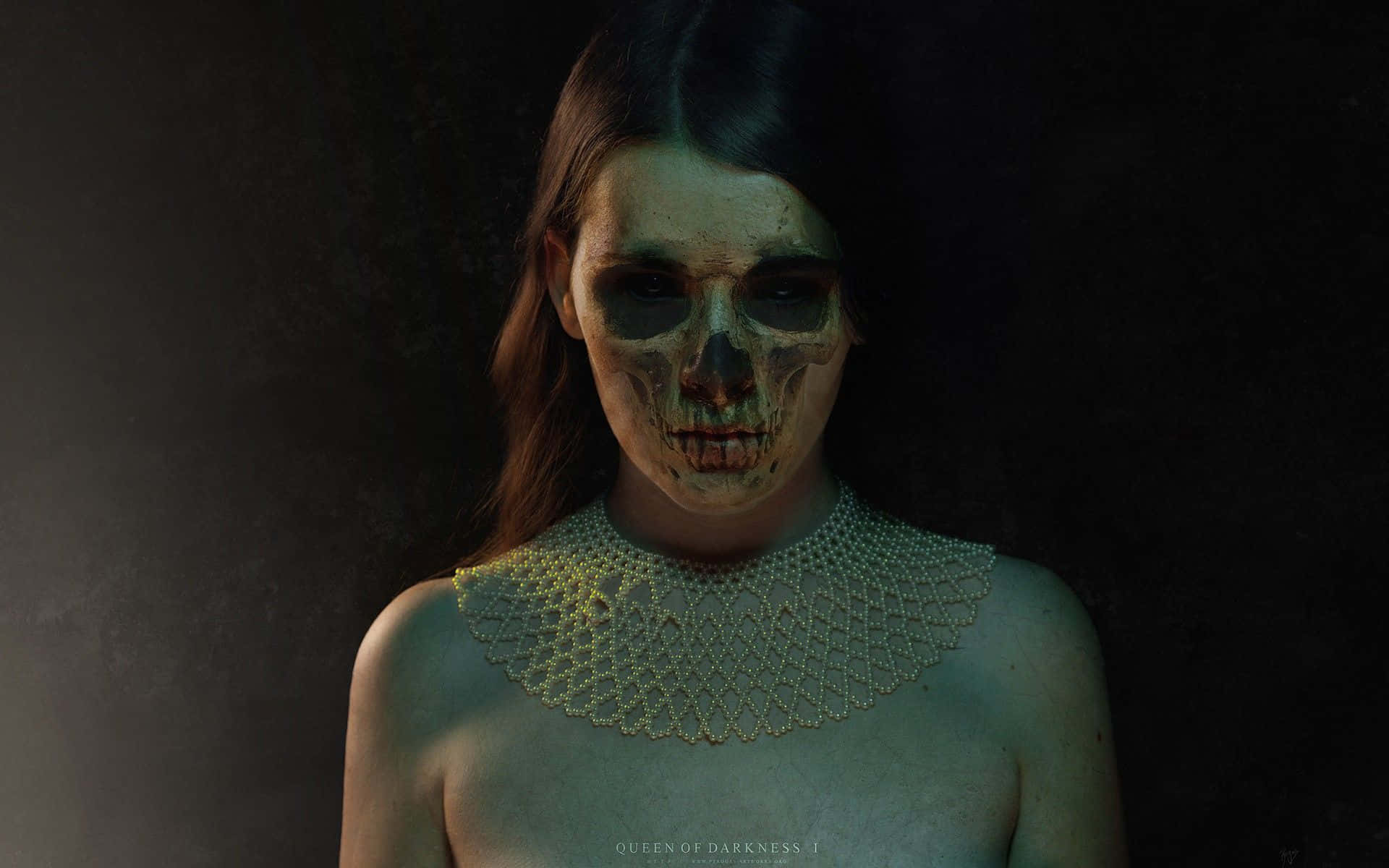 macabre 桌布 壁紙 — 一位臉上畫著骷髏頭的女性，在深色背景前戴著珠寶項圈。