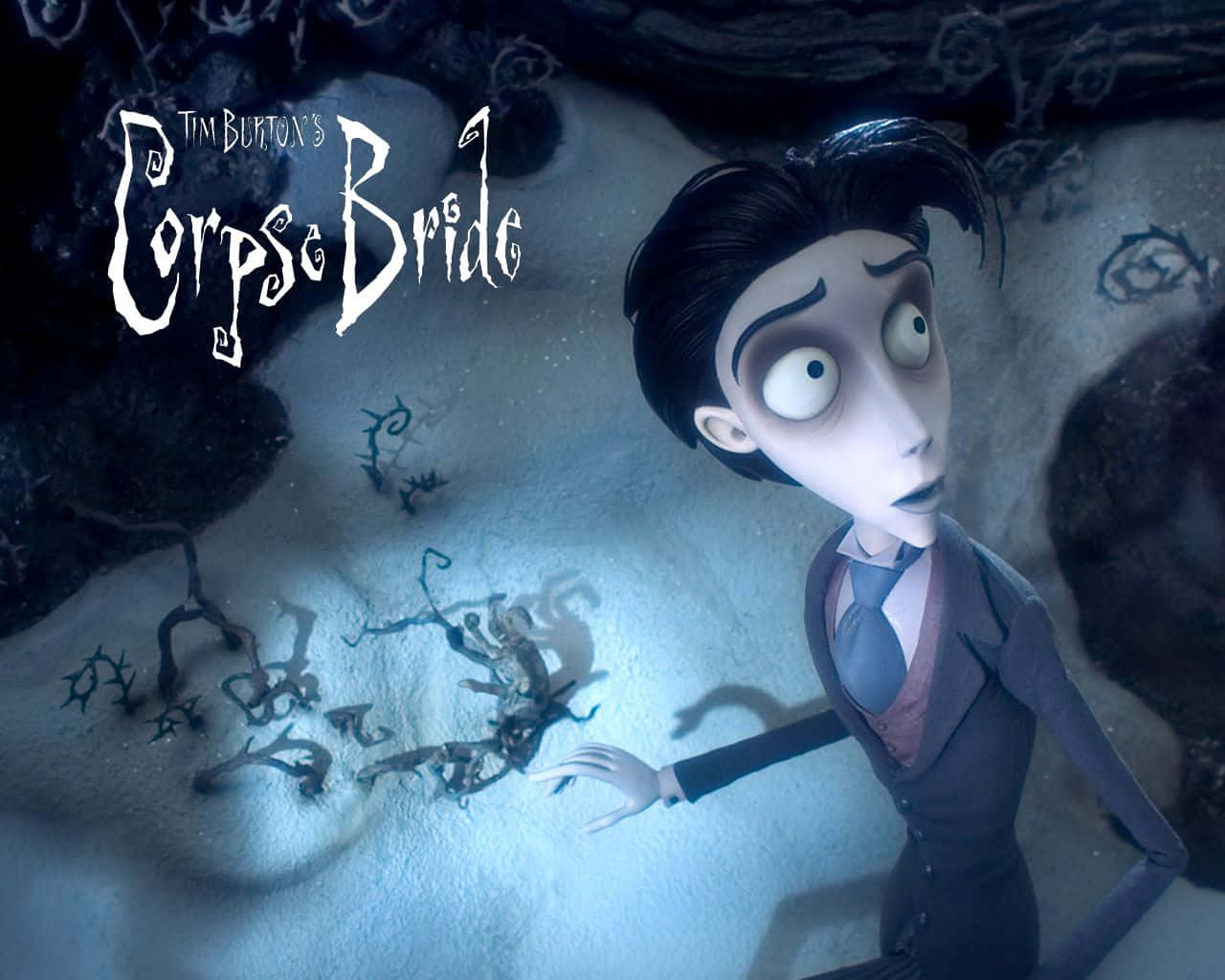corpse bride 桌布 壁紙 — 一位臉色蒼白的動畫新郎穿著西裝，震驚地凝視著從冰凍地面冒出的屍體新娘的骷髏形態。