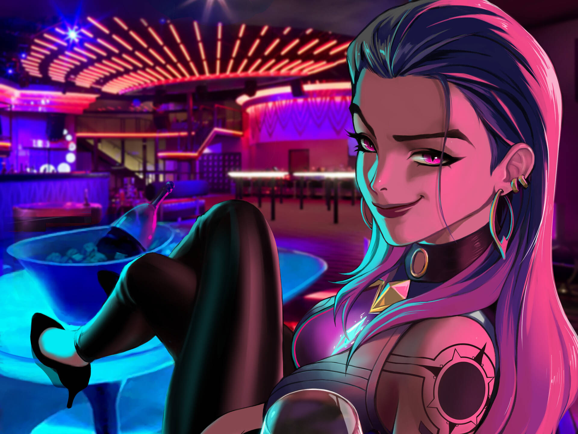 Reyna 桌布 壁紙 — 一位自信的動漫女性，擁有發光的粉紅色眼睛和賽博龐克服裝，在霓虹燈閃爍的夜總會裡閒逛。