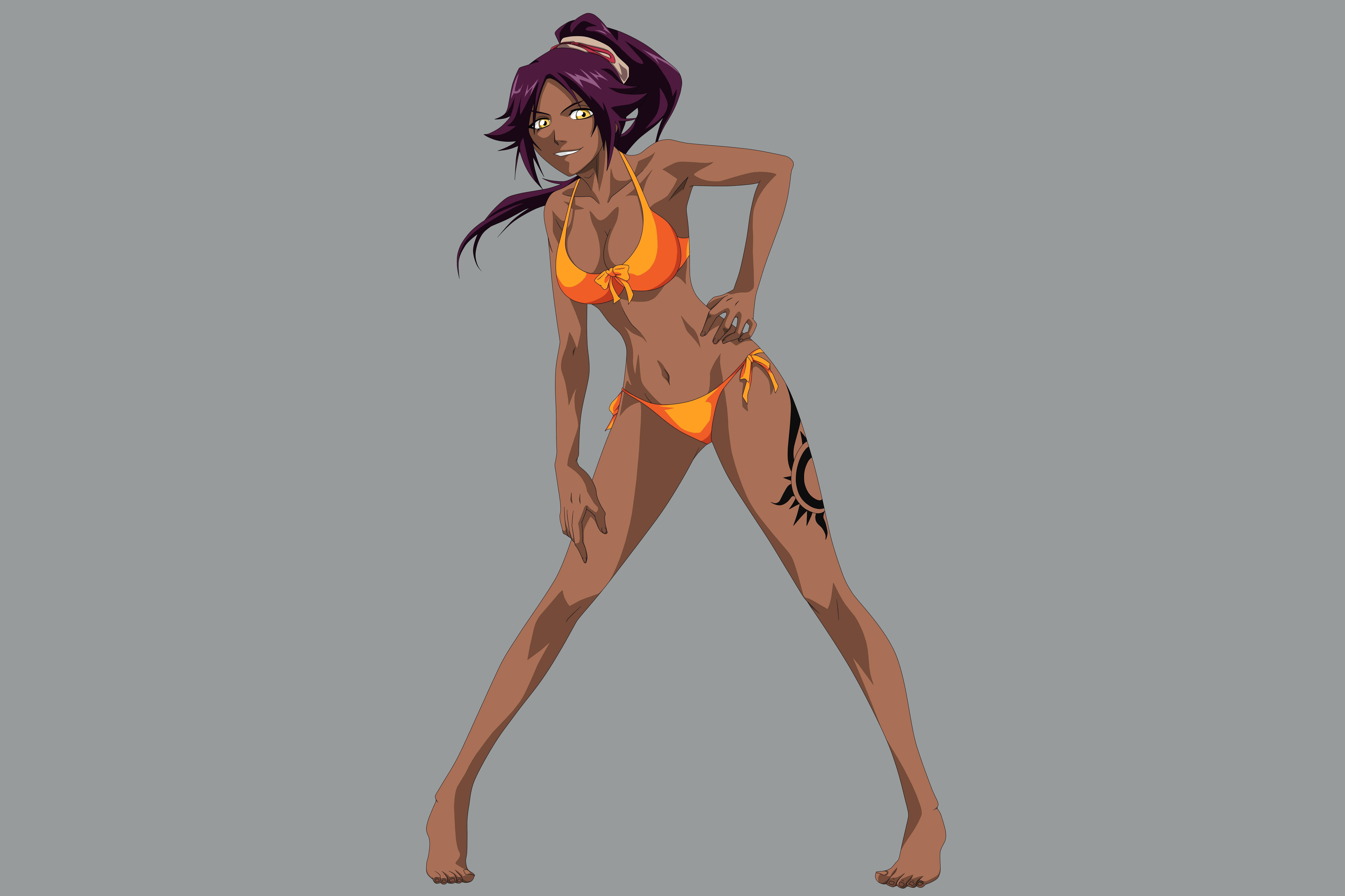 Yoruichi 桌布 壁紙 — 一位自信的動漫女性，紫色頭髮，穿著橙色比基尼，在純灰色背景前擺姿勢。