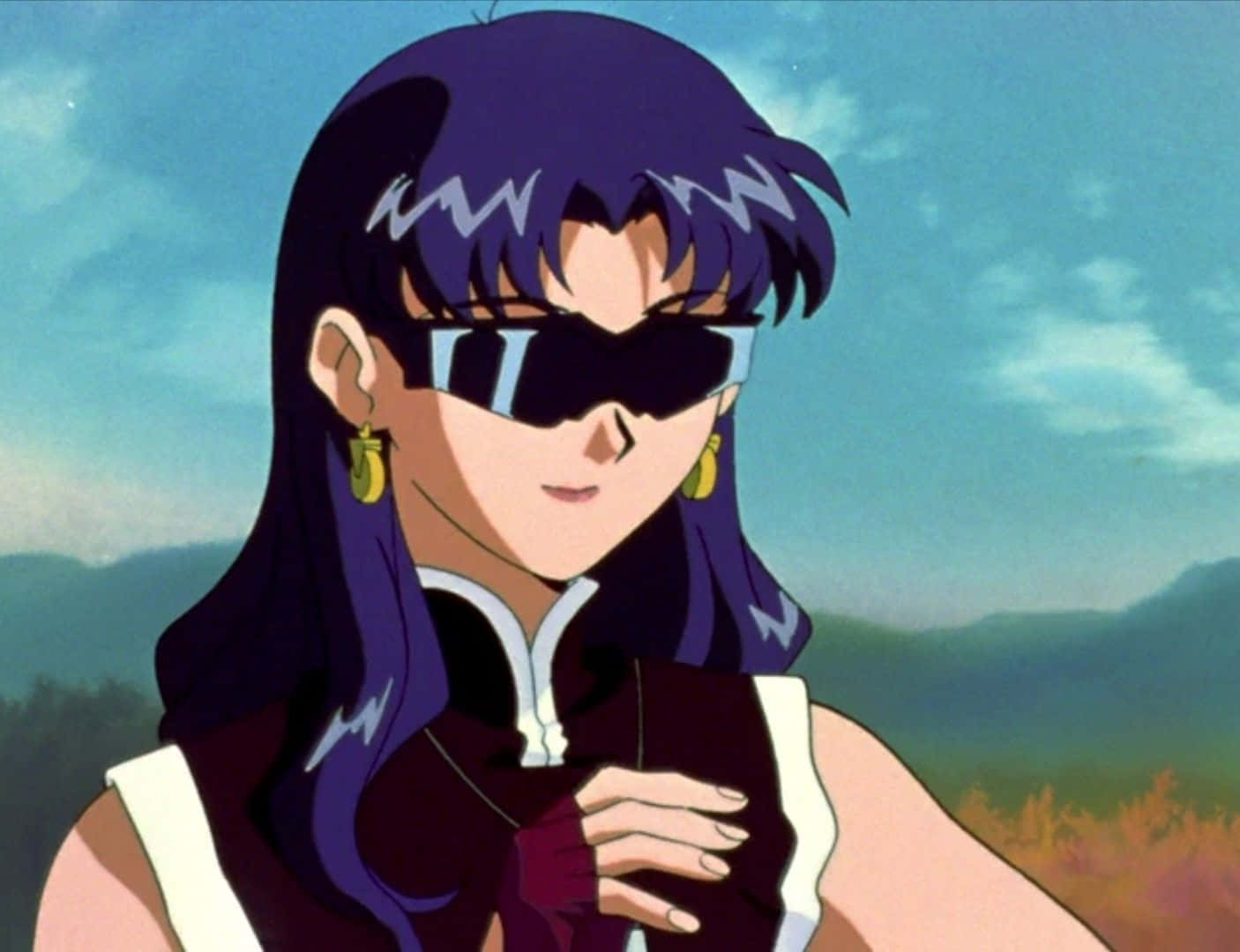 Misato Katsuragi 桌布 壁紙 — 一位自信的動漫女性，紫色頭髮和太陽眼鏡，站在戶外，背景是朦朧的山巒。