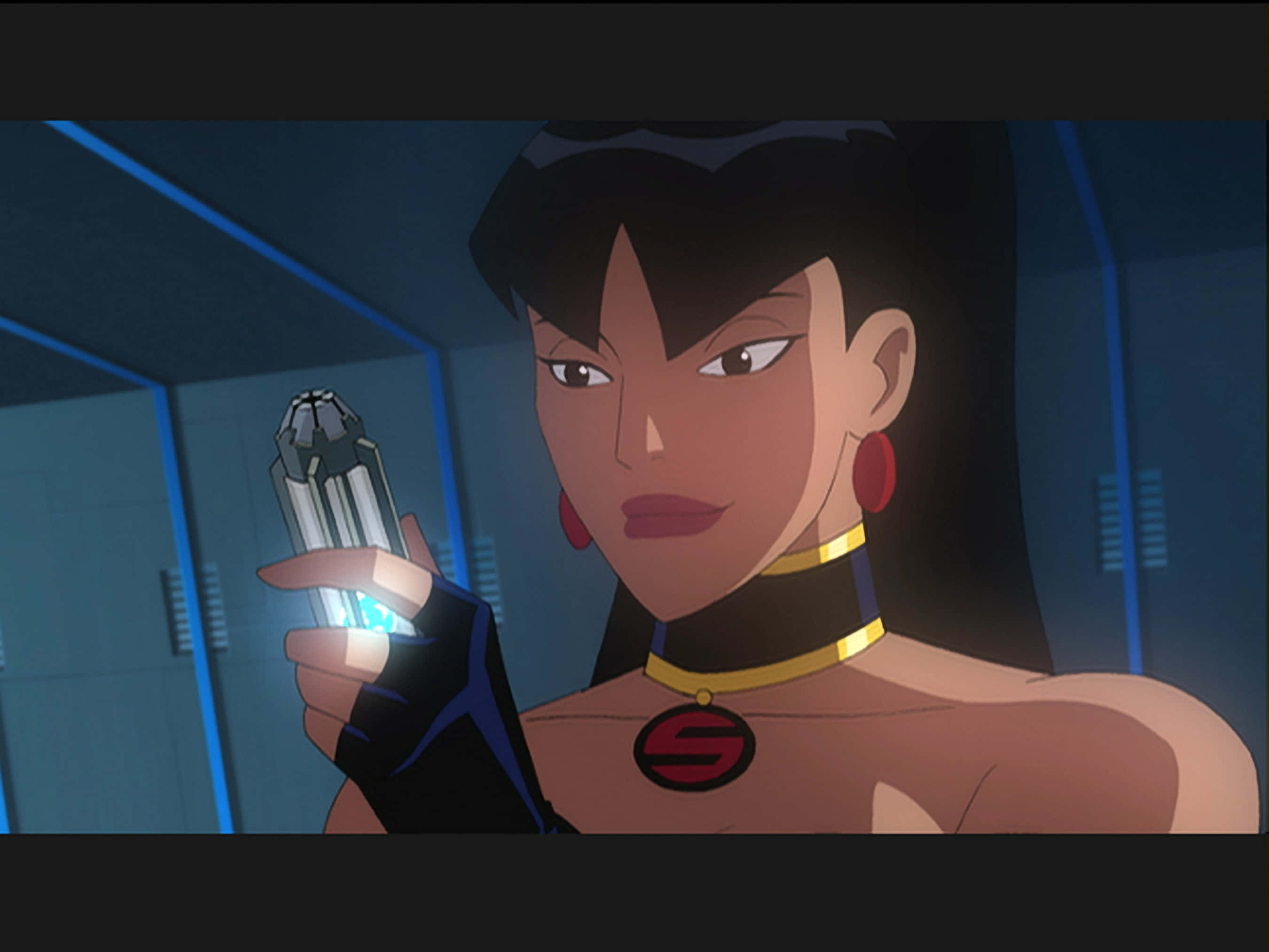 Justice League Crisis On Two Earths 桌布 壁紙 — 一位自信的動漫女性在一個高科技房間裡，手持發光的水晶，表情嚴肅。