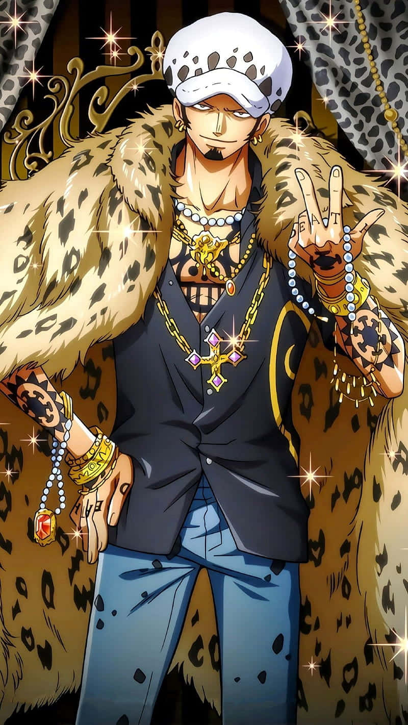 One Piece Trafalgar Law 桌布 壁紙 — 一位自信的動漫海賊王，身穿豹紋毛皮大衣和白色帽子，在閃爍的背景前比出和平手勢。