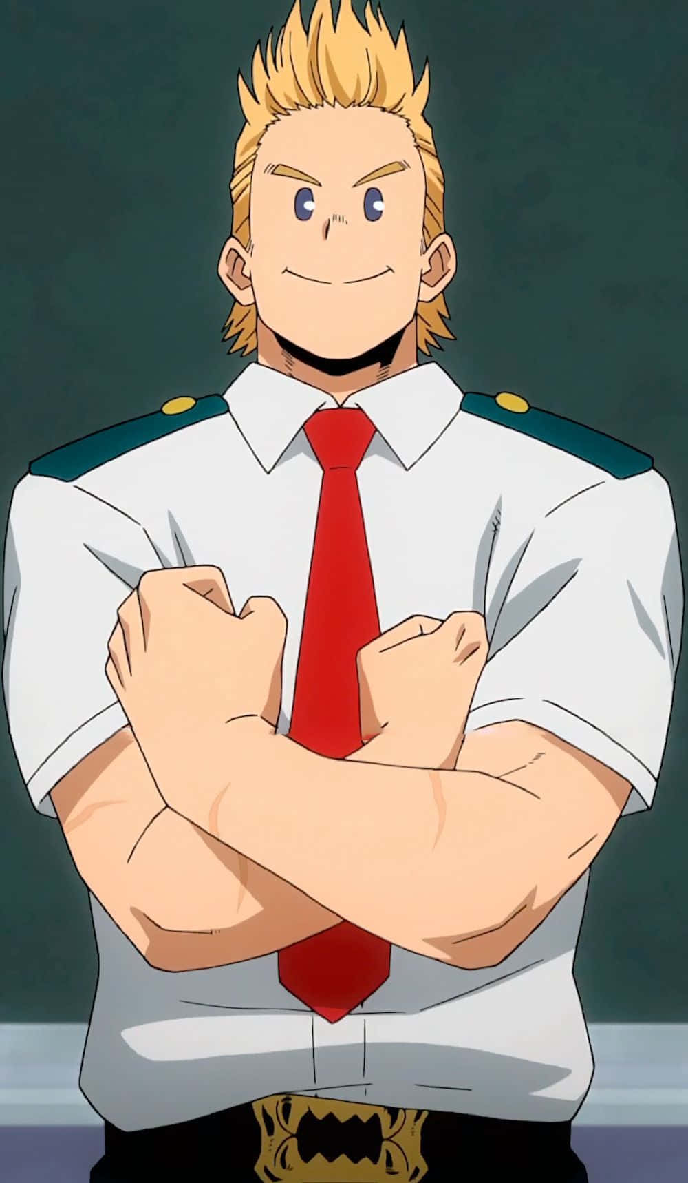 Mirio Togata 桌布 壁紙 — 一位自信的動漫英雄，金色刺蝟頭，雙臂交叉，身穿白色制服，繫紅色領帶，金色皮帶扣。