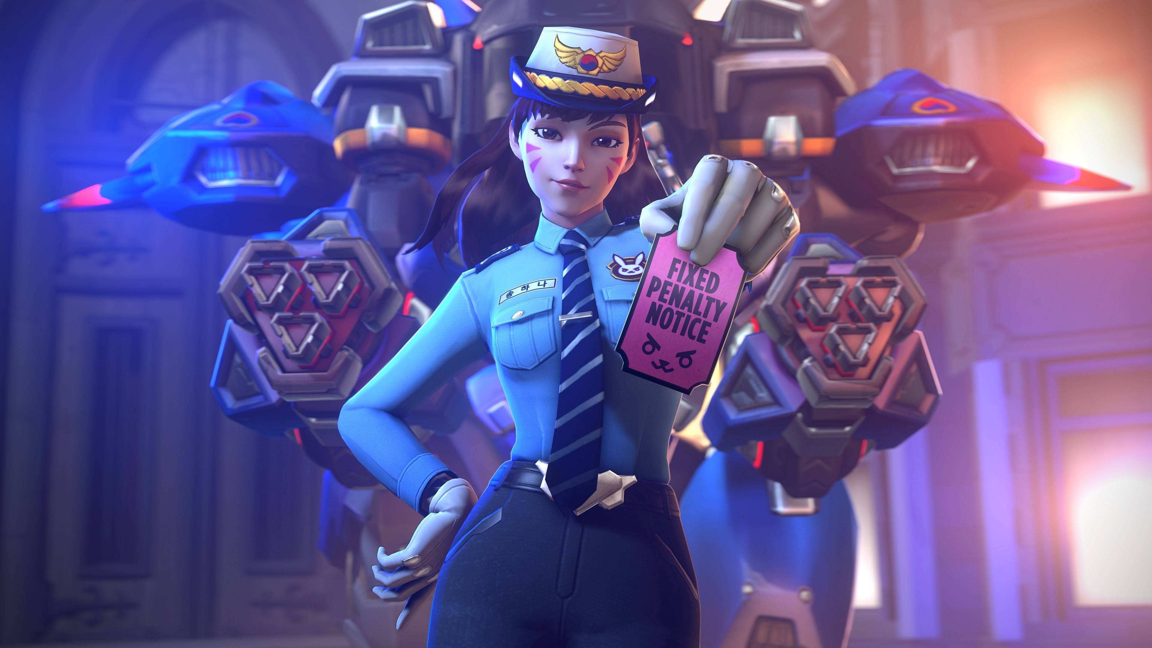 D.Va 桌布 壁紙 — 一位自信的動畫女警穿著藍色制服，舉起一張粉紅色的定額罰款通知書，身後有發光的機械車輛。