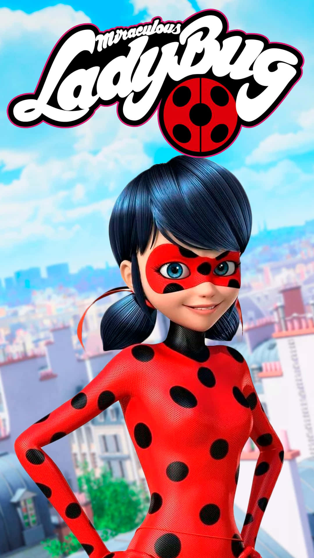 Miraculous 桌布 壁紙 — 一位自信的動畫女超級英雄，身穿紅黑圓點套裝，在明亮的城市天際線前自豪地站立。