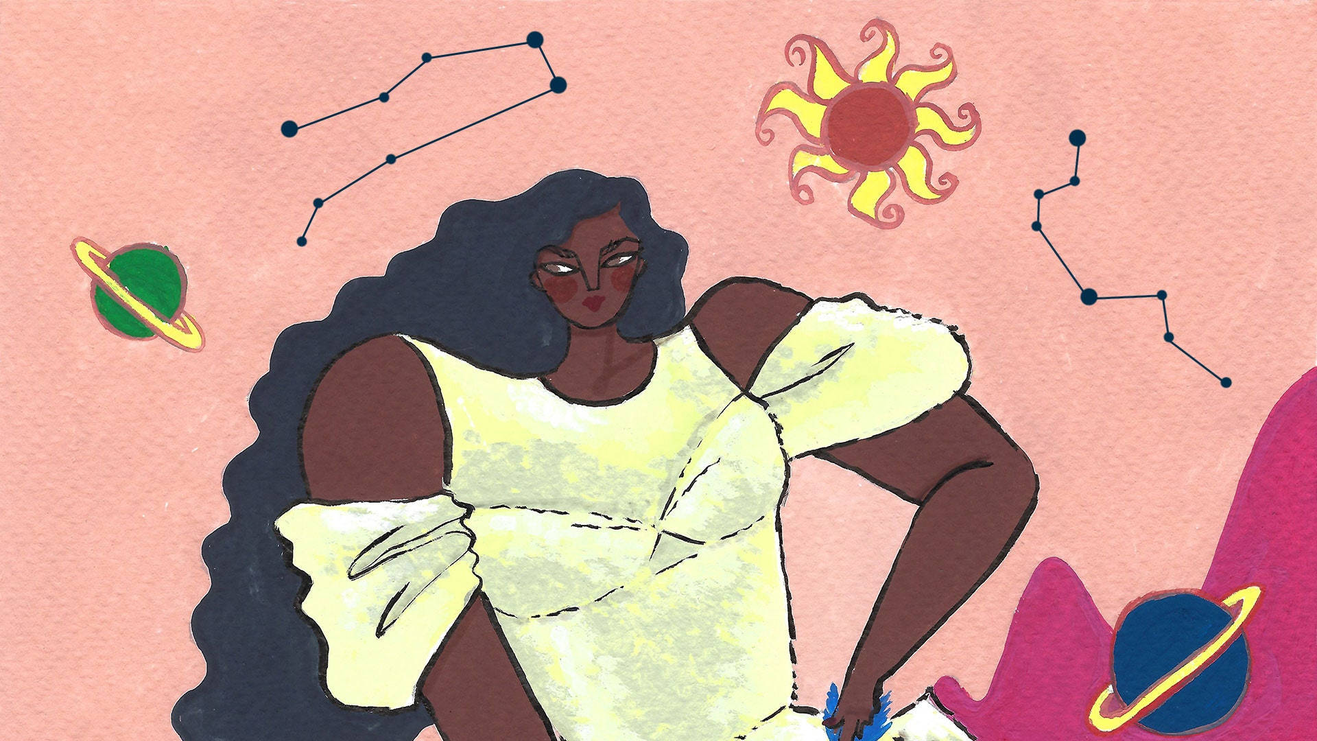 sagittarius 桌布 壁紙 — 一位自信的女人，深色捲髮，身穿黃色連衣裙，在柔和的粉紅色背景上被天體和星座包圍。