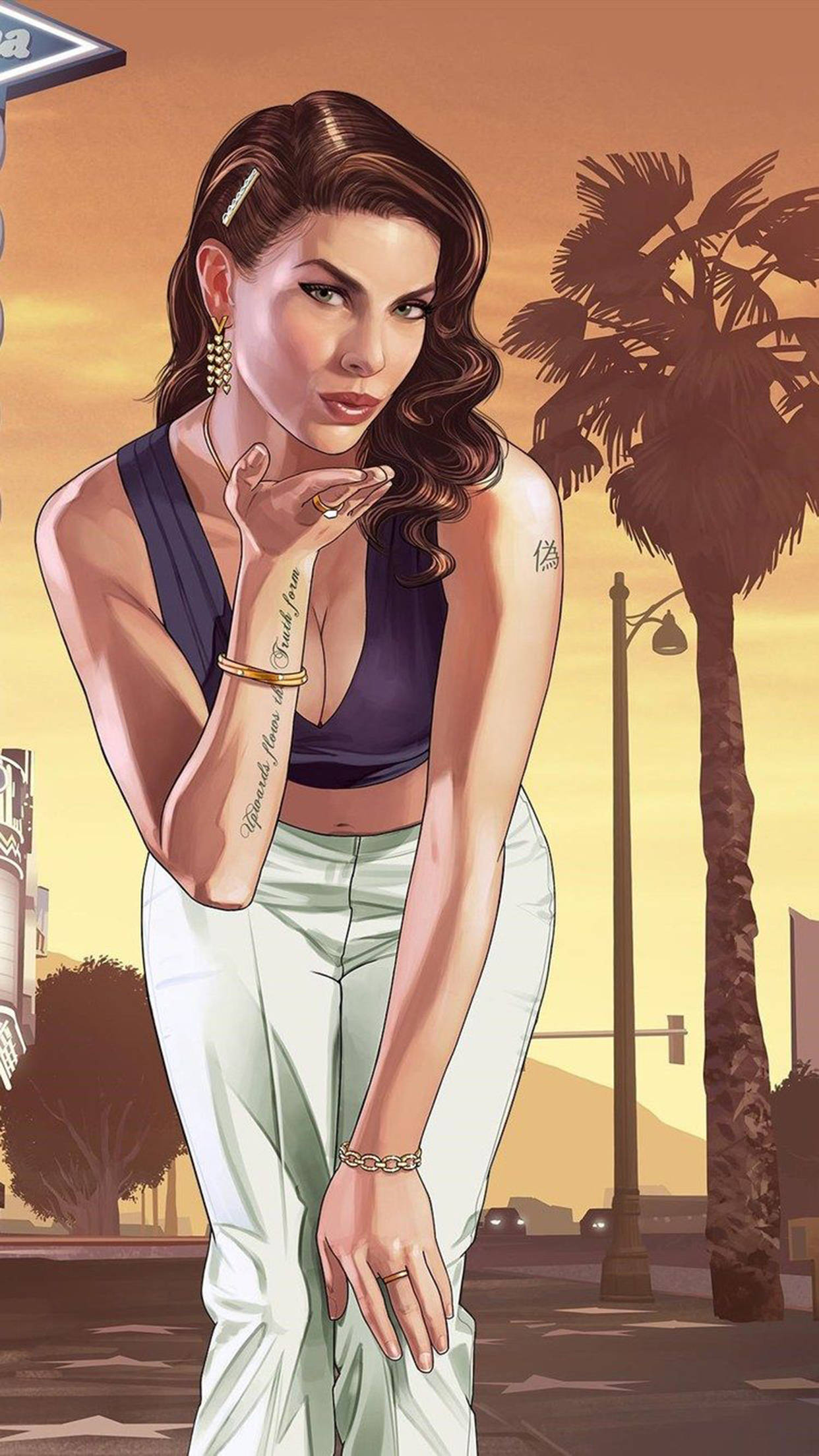 gta iPhone 桌布 壁紙 — 一位自信的女性，帶有刺青和金色珠寶，在陽光明媚的都市街道上擺姿勢，背景有棕櫚樹和溫暖的橙色天空。