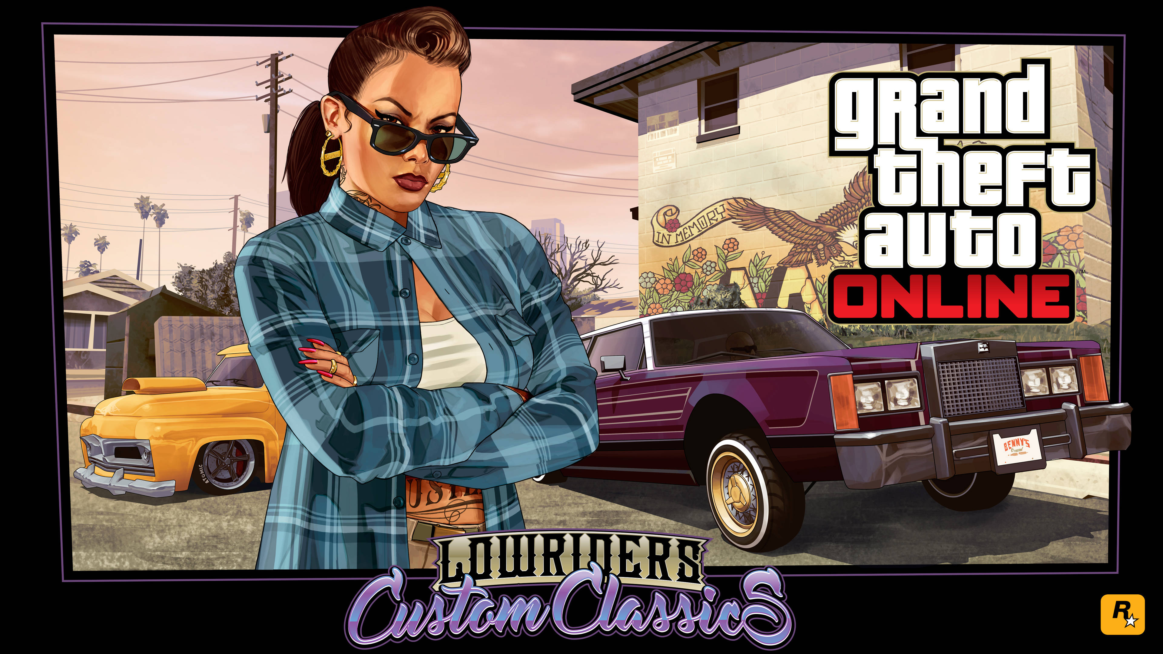 Gta 桌布 壁紙 — 一位自信的女性戴著太陽眼鏡，雙臂交叉站在經典的低底盤汽車旁，背景是陽光明媚的城市社區。