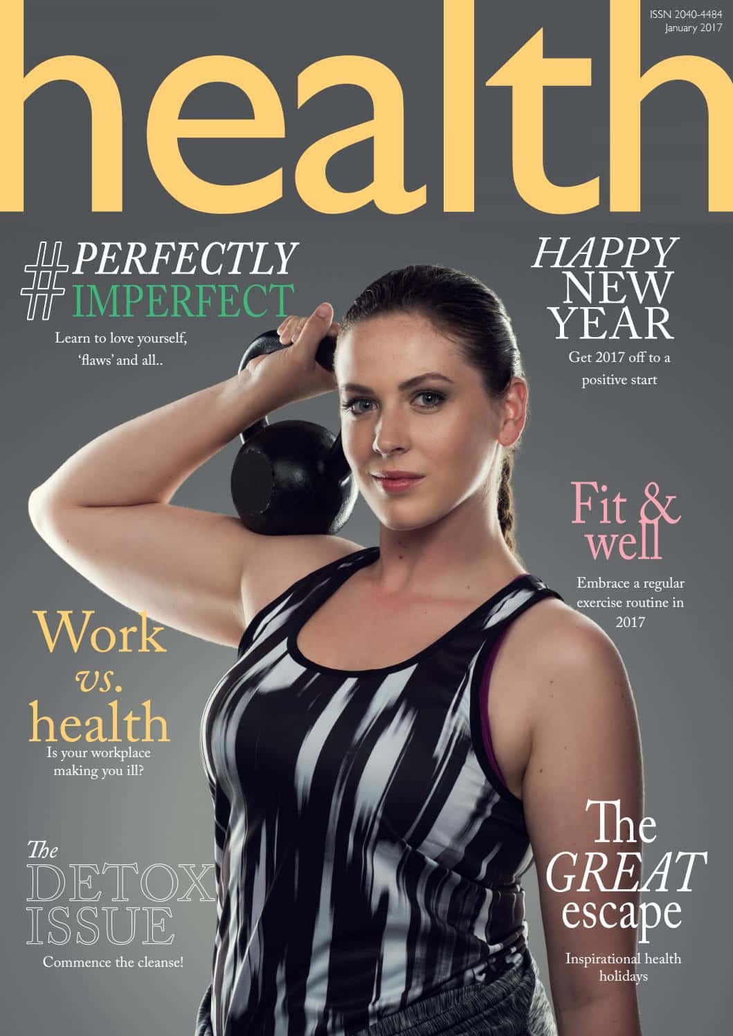 Magazine 桌布 壁紙 — 一位自信的女性穿著條紋背心，在灰色背景前舉著壺鈴，並配有粗體健康雜誌文字。
