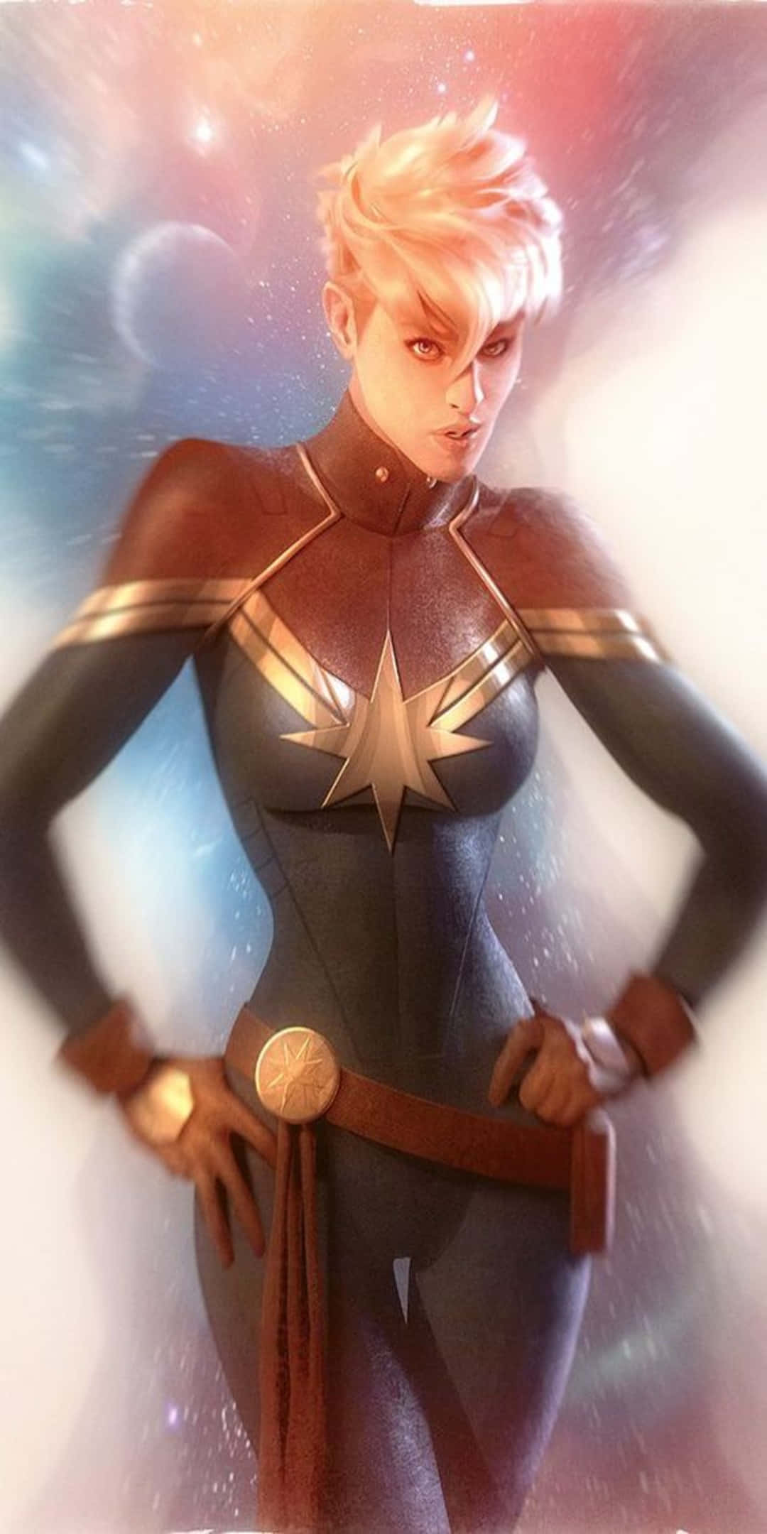 Captain Marvel 桌布 壁紙 — 一位自信的女性超級英雄，身穿飾有星星圖案的戰衣，站在帶有發光粒子的宇宙星雲背景前。