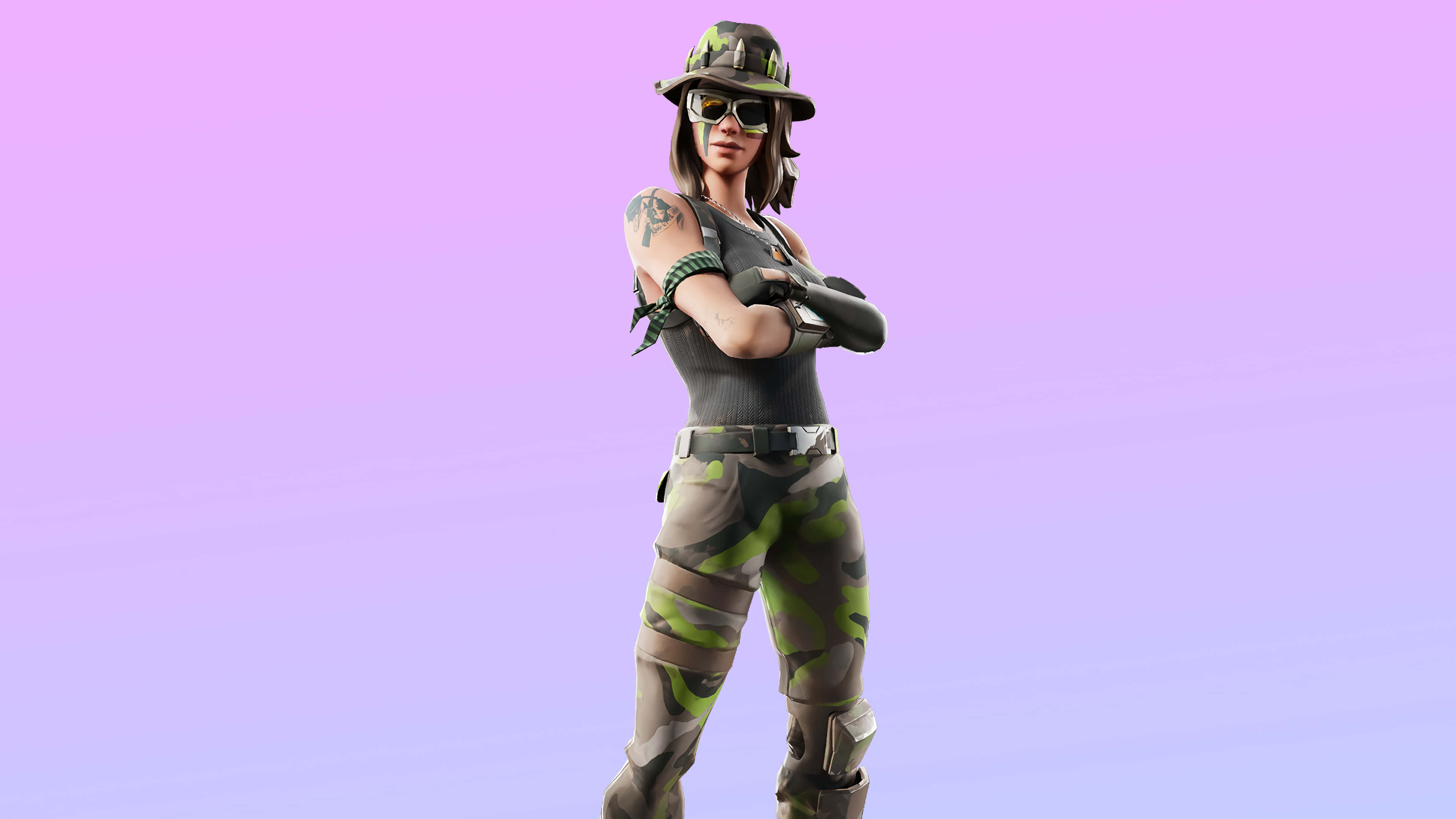 Ruby Fortnite Skin 桌布 壁紙 — 一位自信的女性遊戲玩家，身穿迷彩裝備和太陽眼鏡，站在柔和的紫色漸變背景前。