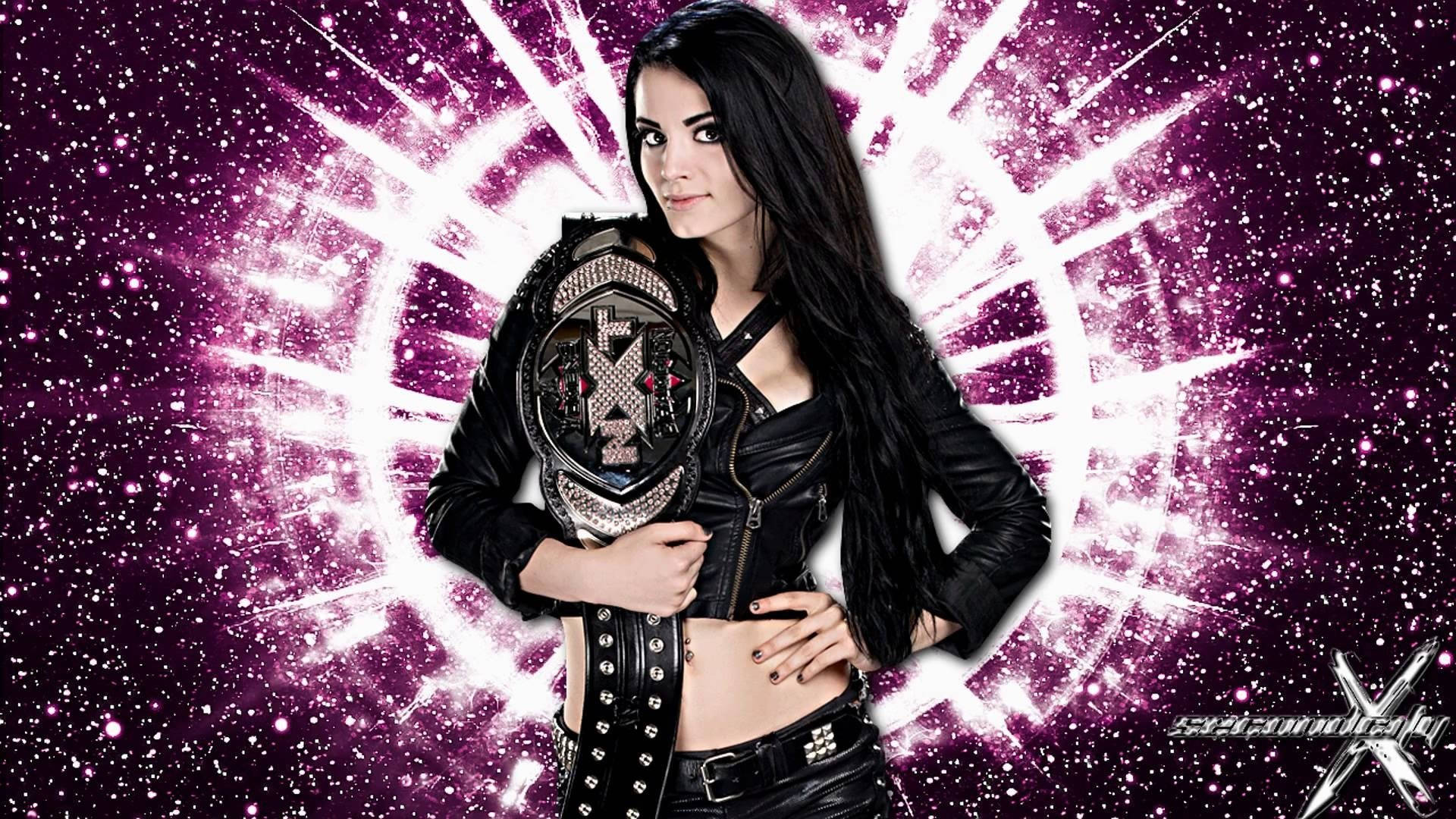 WWE 桌布 壁紙 — 一位自信的女摔角手身穿黑色皮革，在閃爍的紫色和白色宇宙背景下手持冠軍腰帶。