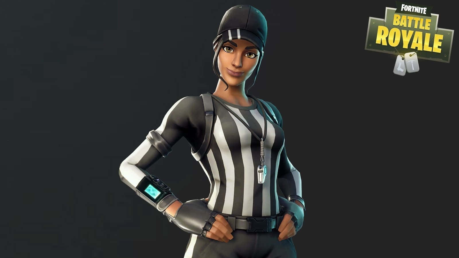 Fortnite Soccer Skin 桌布 壁紙 — 一位自信的女裁判身穿黑白條紋制服，雙手叉腰，站在深色背景前。