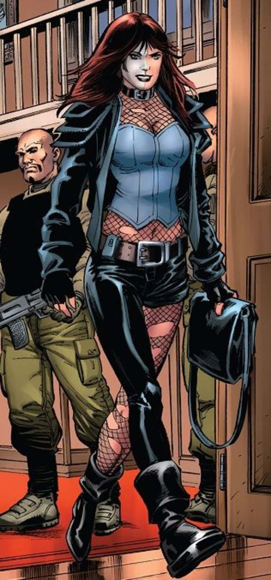 Typhoid Mary 桌布 壁紙 — 一位自信的女超級英雄穿著漁網襪和皮革，在溫暖燈光的室內大步向前，身後跟著一名守衛。
