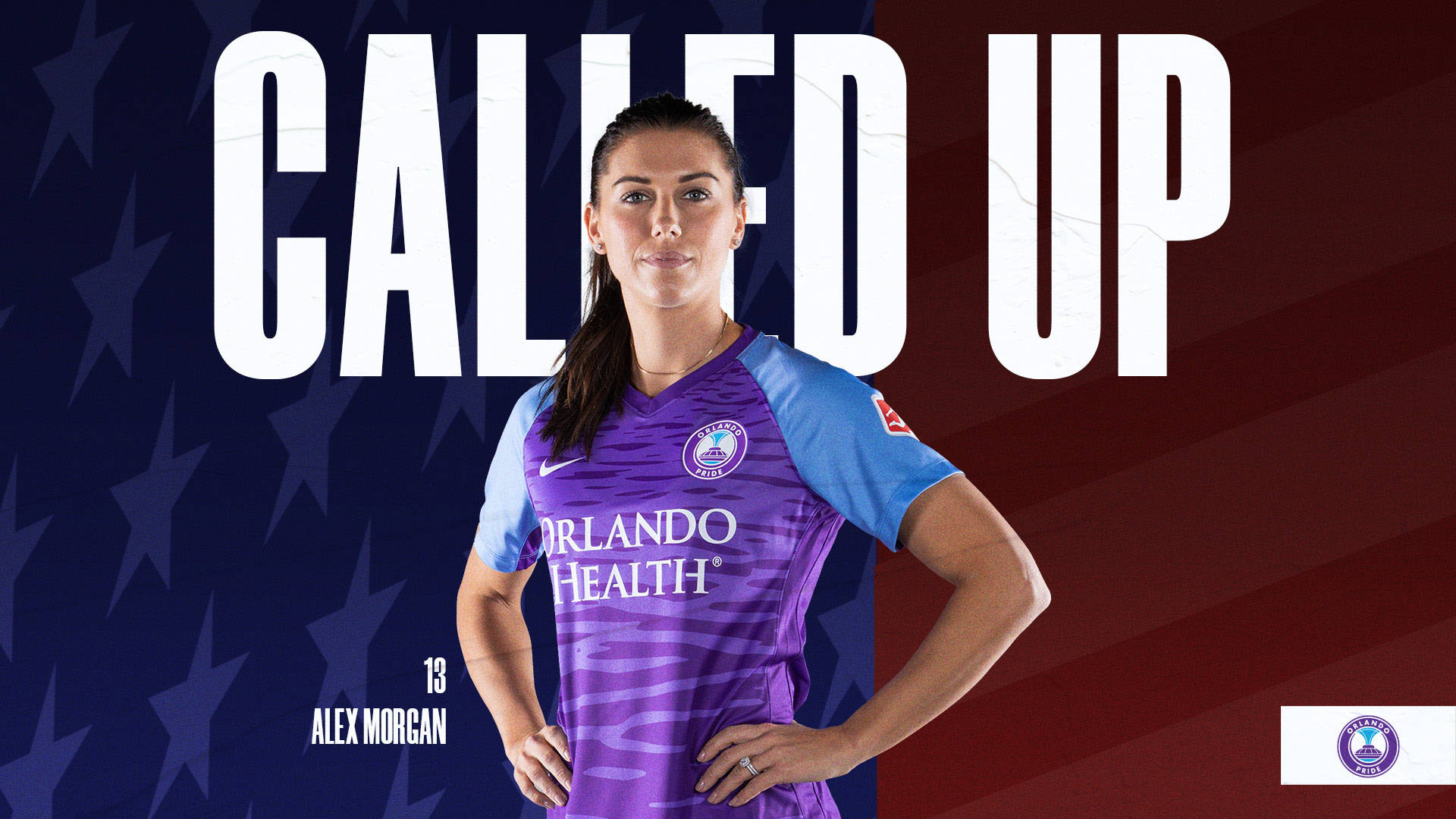 Alex Morgan 桌布 壁紙 — 一位自信的女足球員穿著紫色和藍色的奧蘭多榮耀球衣，雙手叉腰，站在愛國星條背景前，帶有粗體 'CALLED UP' 文字。