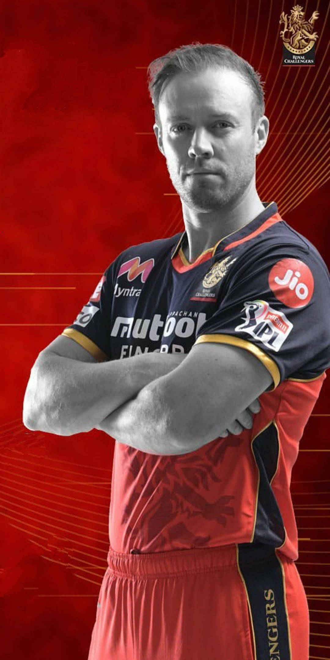 紅色動圖 桌布 壁紙 — 一位自信的板球運動員身穿Royal Challengers Bangalore球衣，在帶有動態光線的醒目紅色背景前交叉雙臂站立。
