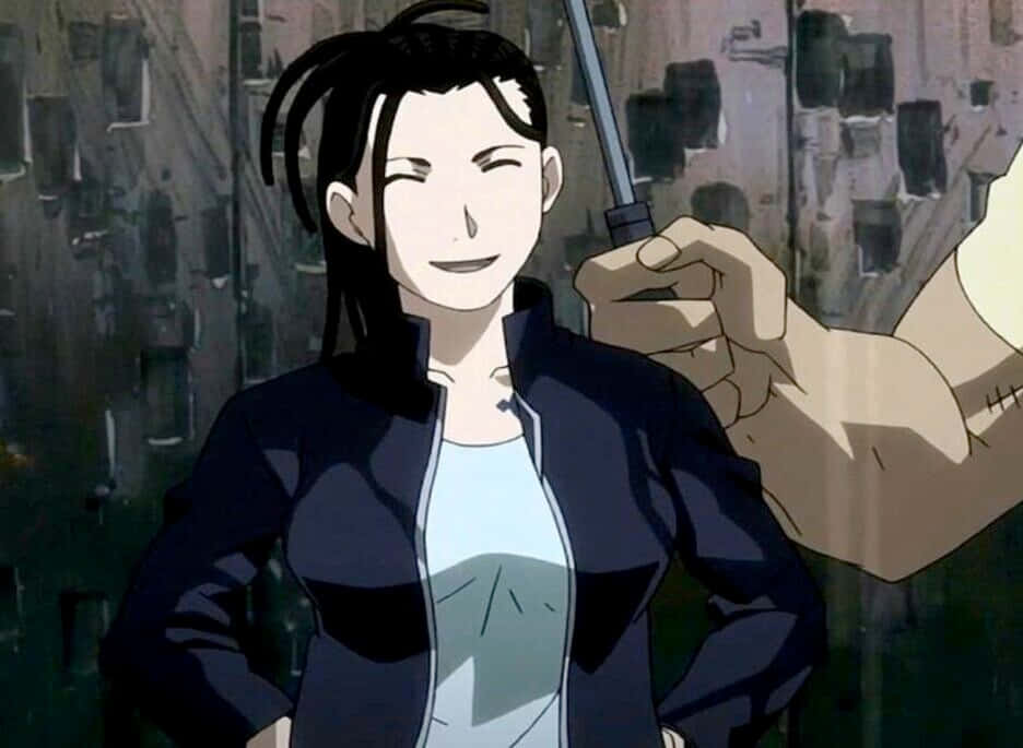 Izumi Curtis 桌布 壁紙 — 一位自信的深色頭髮動漫女性微笑著，一隻手將刀抵在她的脖子上，背景是 gritty 的城市景觀。