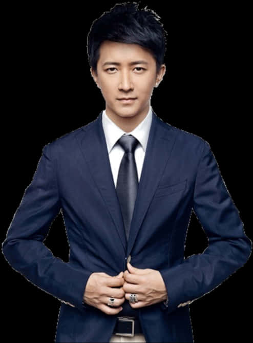 suit 桌布 壁紙 — 一位自信的男士穿著一套俐落的海軍藍西裝，在純黑色背景前扣好外套鈕扣。