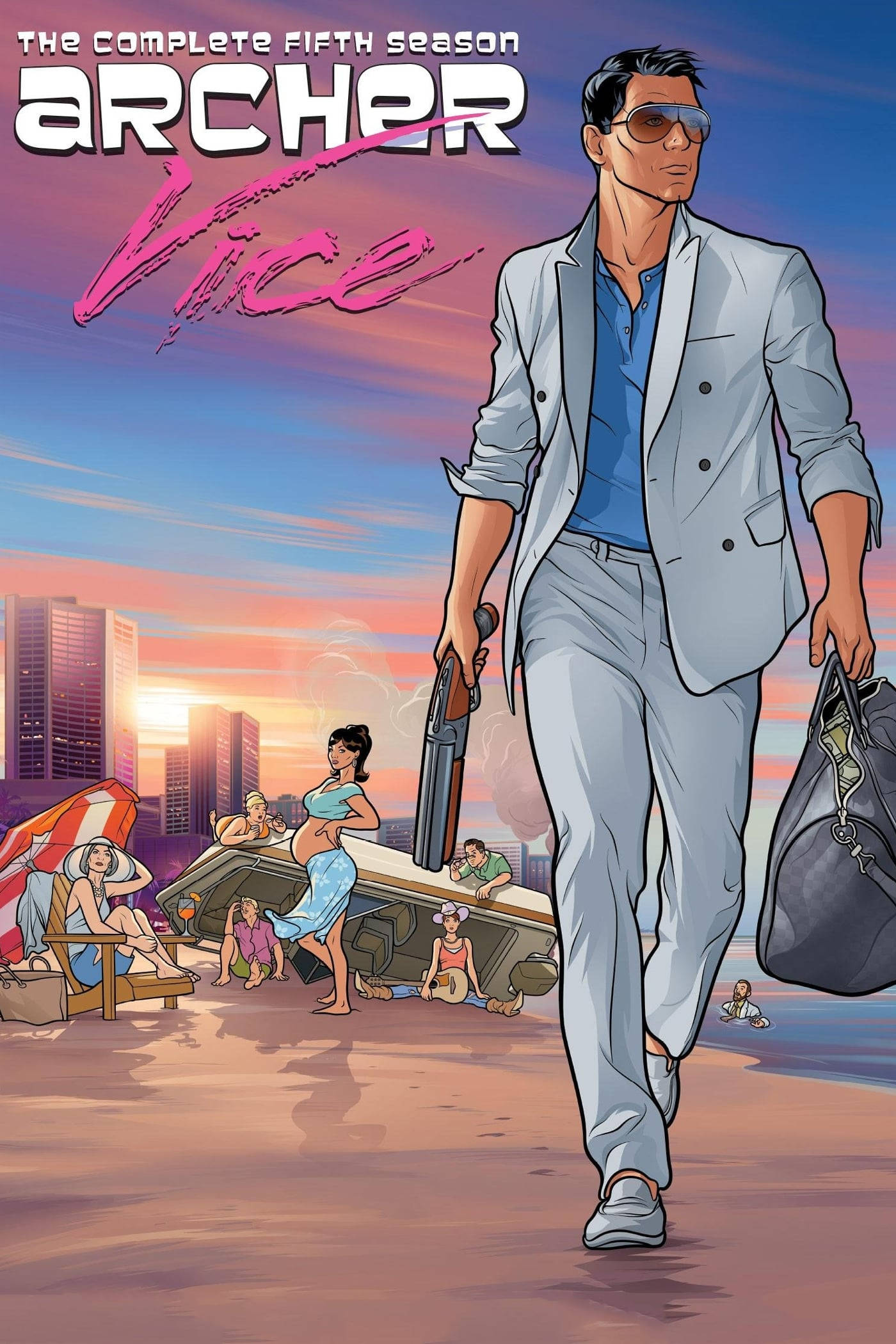 引人入勝的《Archer Vice》海報 壁紙 — 一位自信的男子身穿淺色西裝和太陽眼鏡，在日落時分沿著海灘大步走，手持獵槍和行李袋，而卡通人物則在附近放鬆。