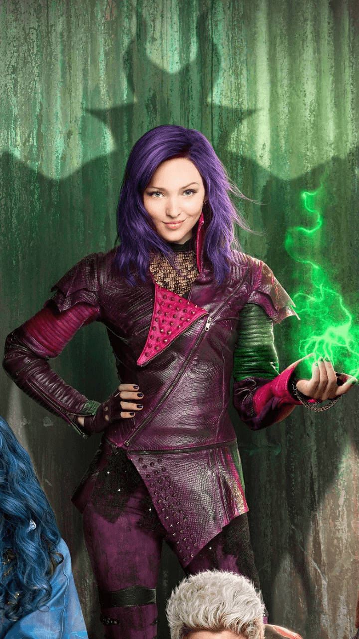 Descendants 桌布 壁紙 — 一位自信的紫髮女子身穿紫色服裝，對著有紋理的綠色牆壁釋放出發光的綠色魔法。