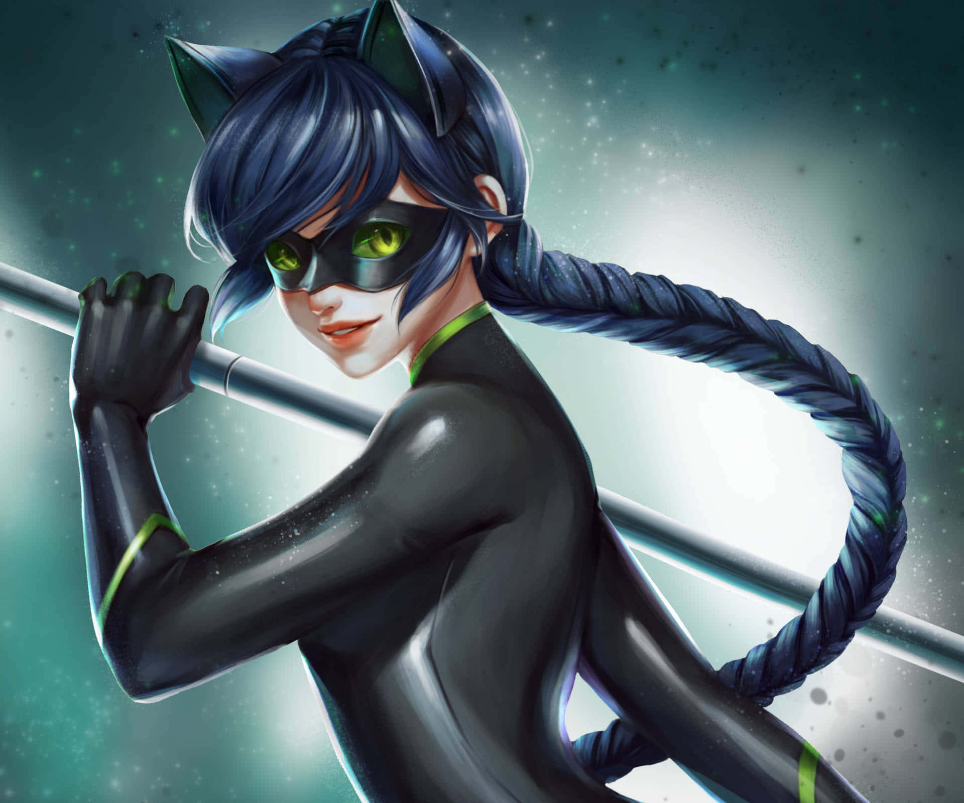 Miraculous 桌布 壁紙 — 一位自信的貓主題女超級英雄，擁有發光的綠色眼睛和長辮子尾巴，在星空藍綠色背景下手持法杖擺姿勢。