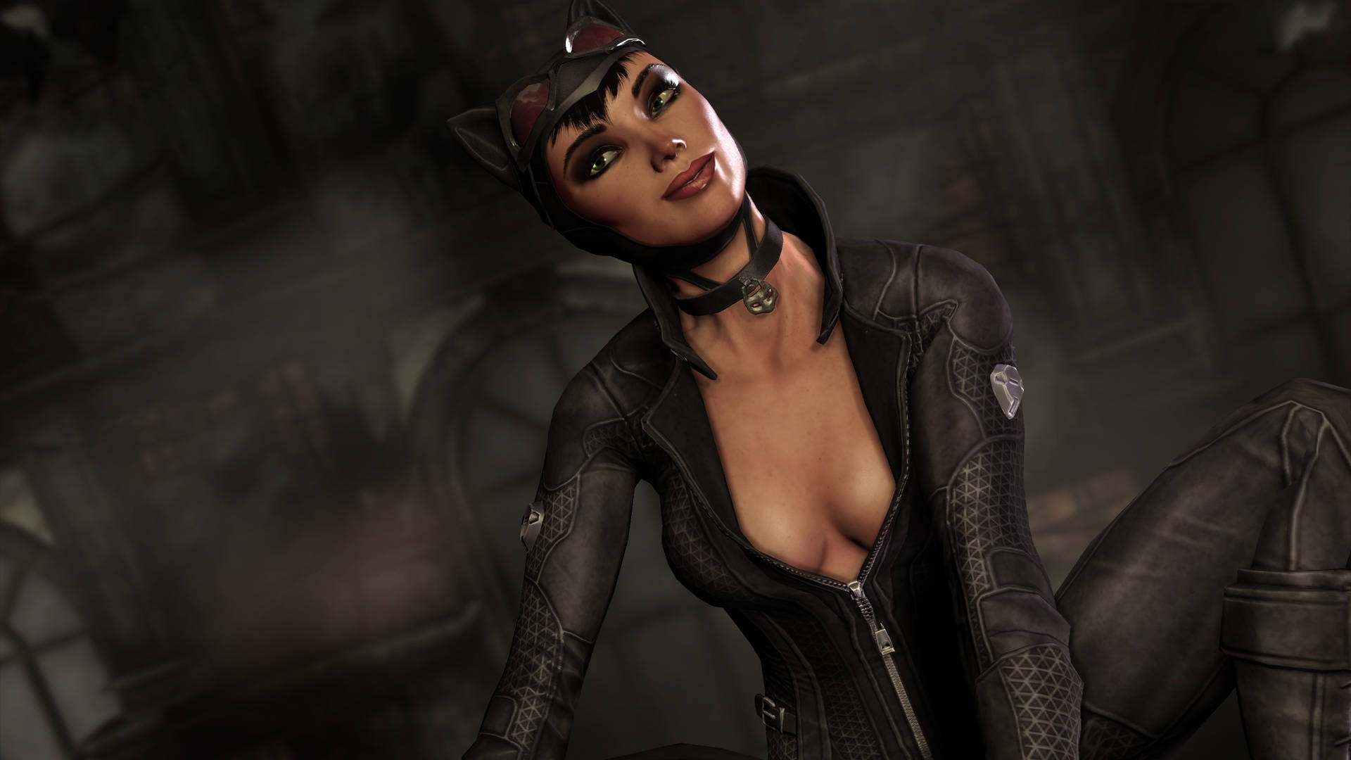 Batman Arkham City 桌布 壁紙 — 一位自信的貓女穿著黑色皮革緊身衣，在煙霧瀰漫的城市背景下 smirk 擺姿勢。