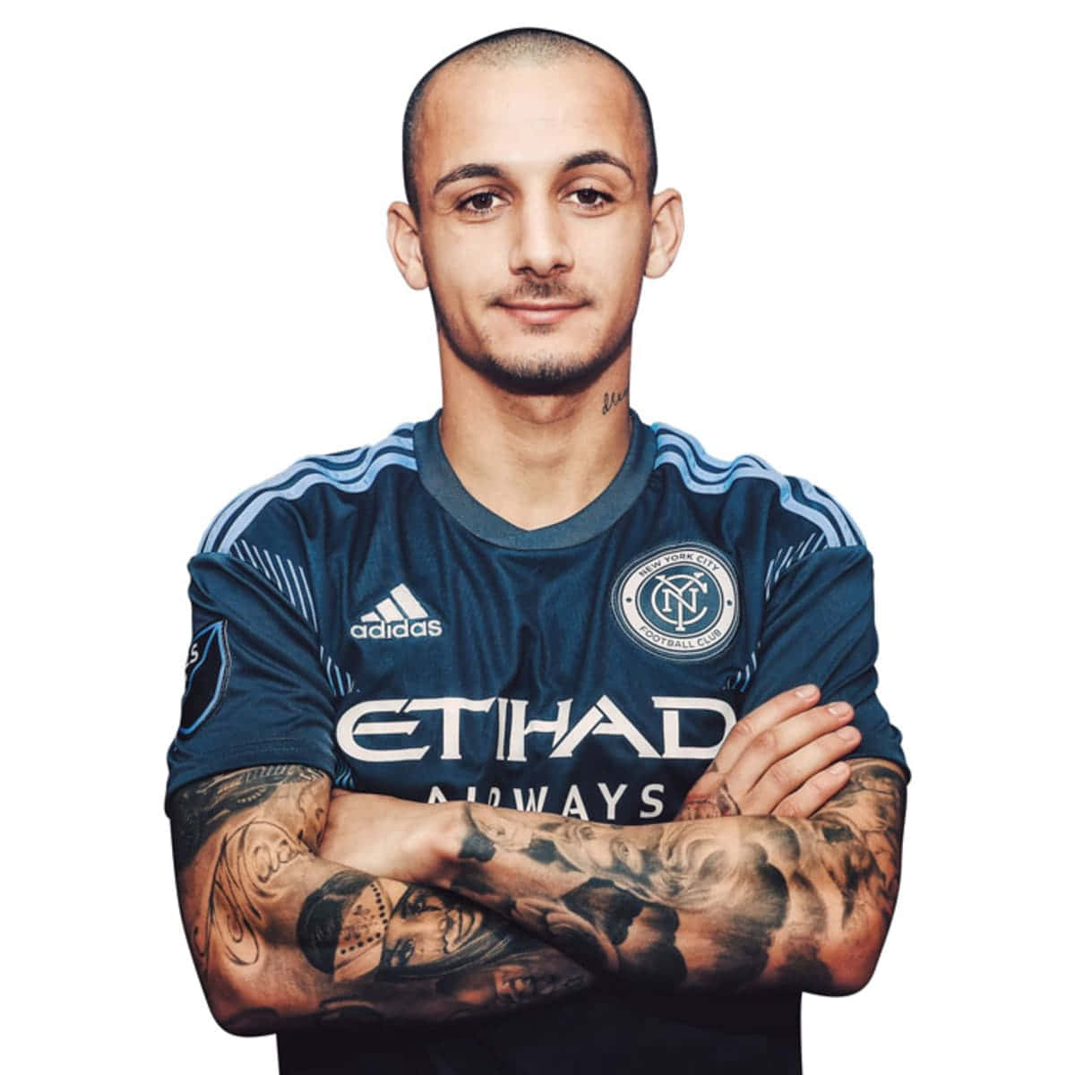 Athlete 桌布 壁紙 — 一位自信的足球運動員，身穿深藍色紐約城FC球衣，雙臂交叉，前臂上可見精細的刺青。