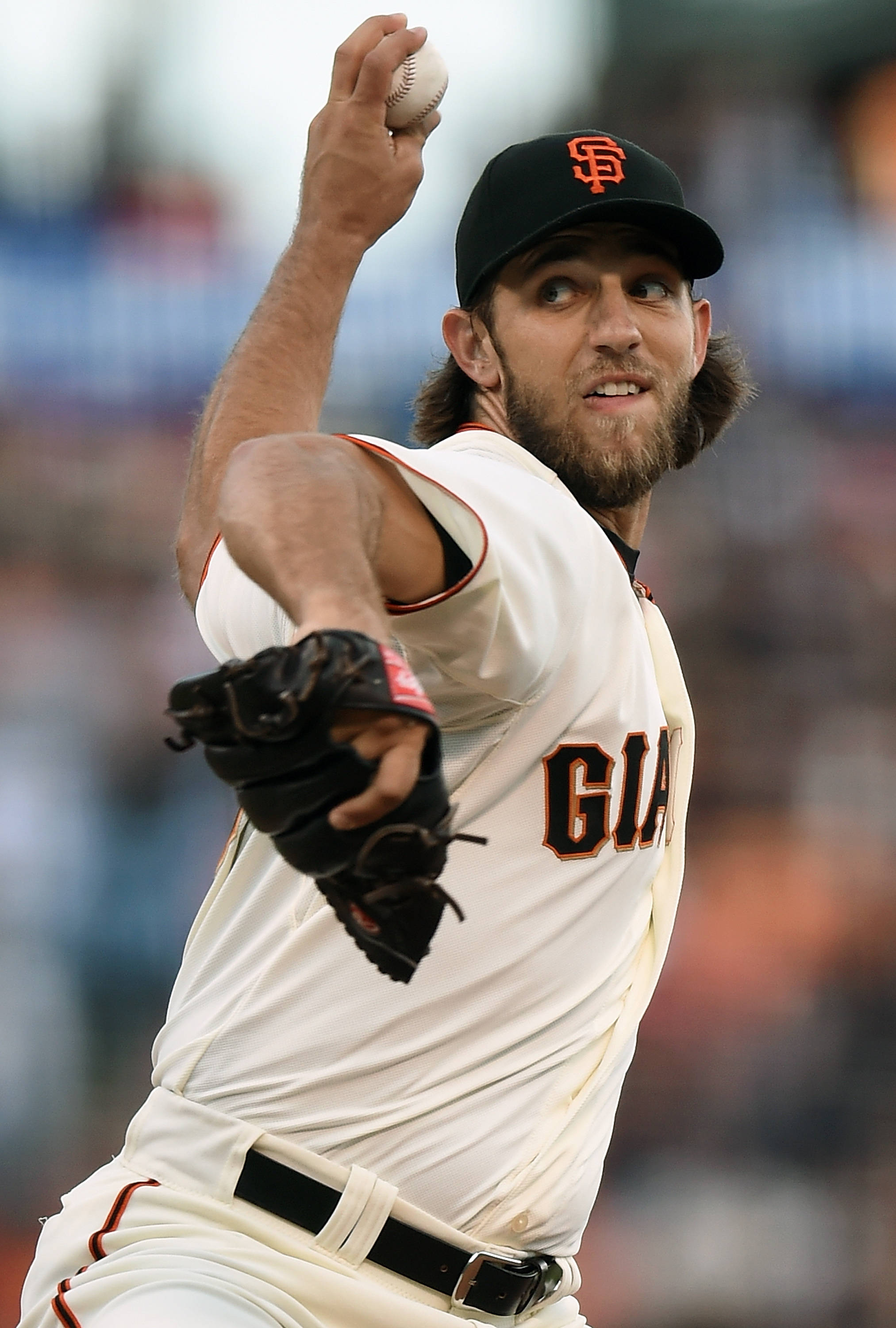 madison bumgarner 桌布 壁紙 — 一位舊金山巨人隊投手在投球中，專注且動態十足，背景是模糊的球場。