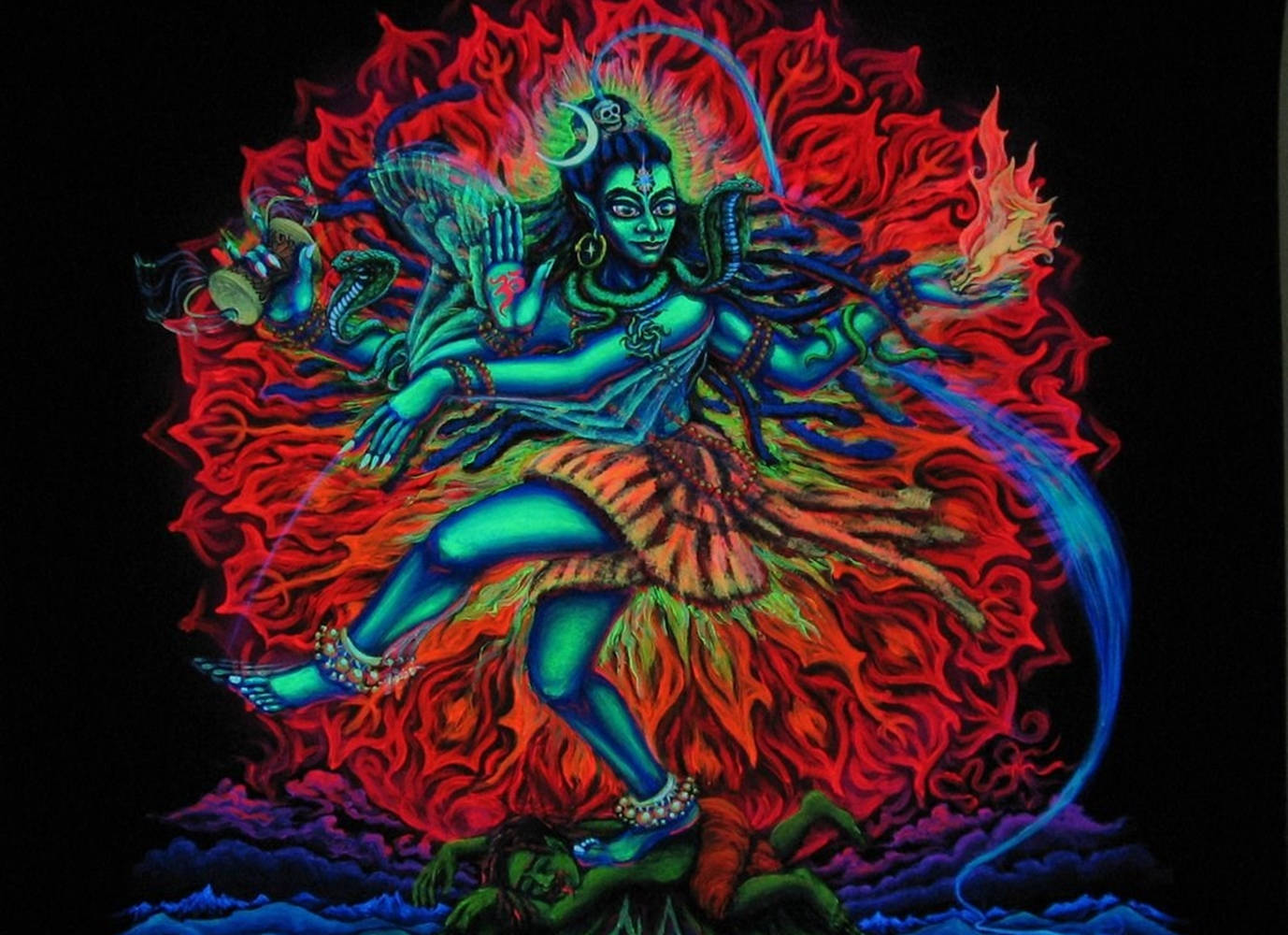 濕婆神 桌布 壁紙 — 一位色彩鮮豔的神祇在黑色背景中旋轉的紅色火焰中跳舞，擁有發光的藍色皮膚和多隻手臂。
