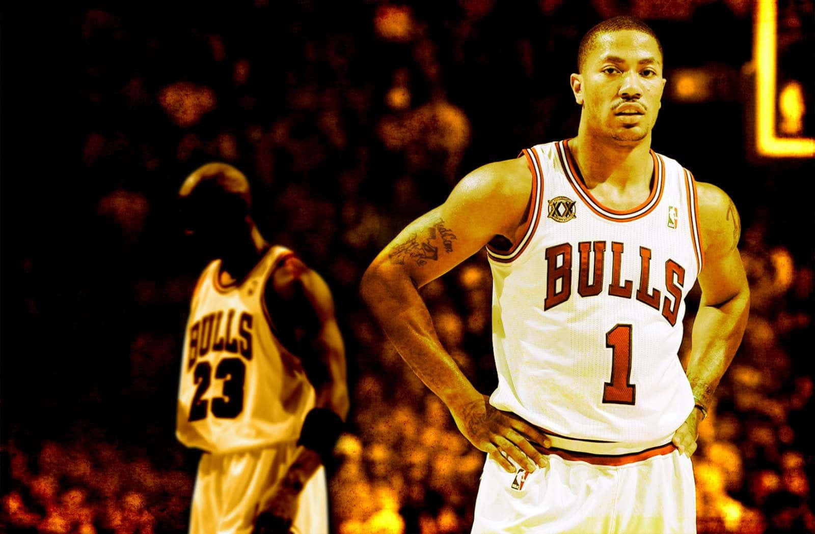 derrick rose 桌布 壁紙 — 一位芝加哥公牛隊籃球運動員身穿一號球衣，雙手叉腰自信地站立，而身後一位身穿23號球衣的模糊身影在溫暖燈光的球場中隱約出現。