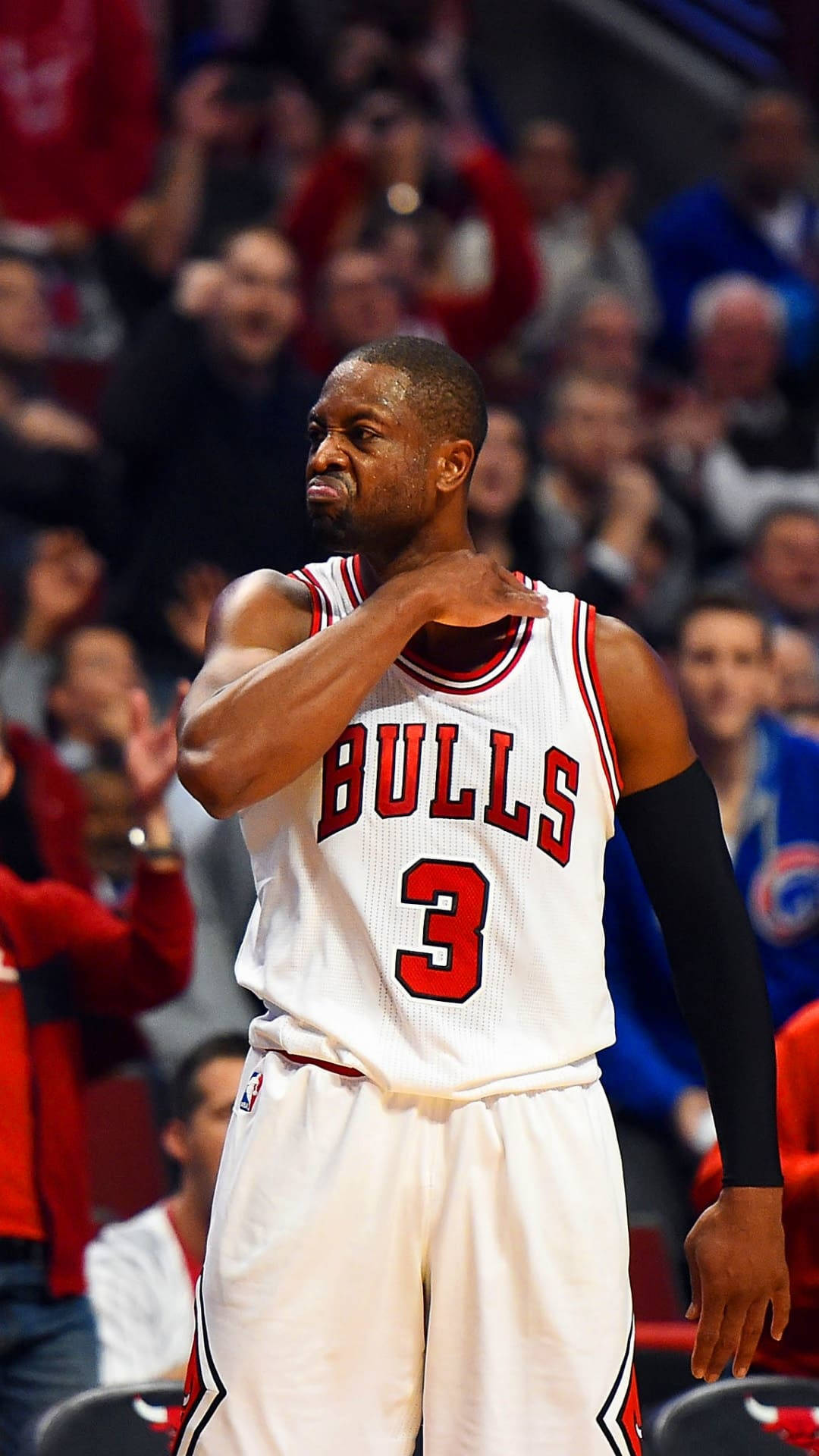 NBA 桌布 壁紙 — 一位芝加哥公牛隊籃球運動員身穿白色3號球衣，在模糊的人群中站在球場上，手放在脖子上。