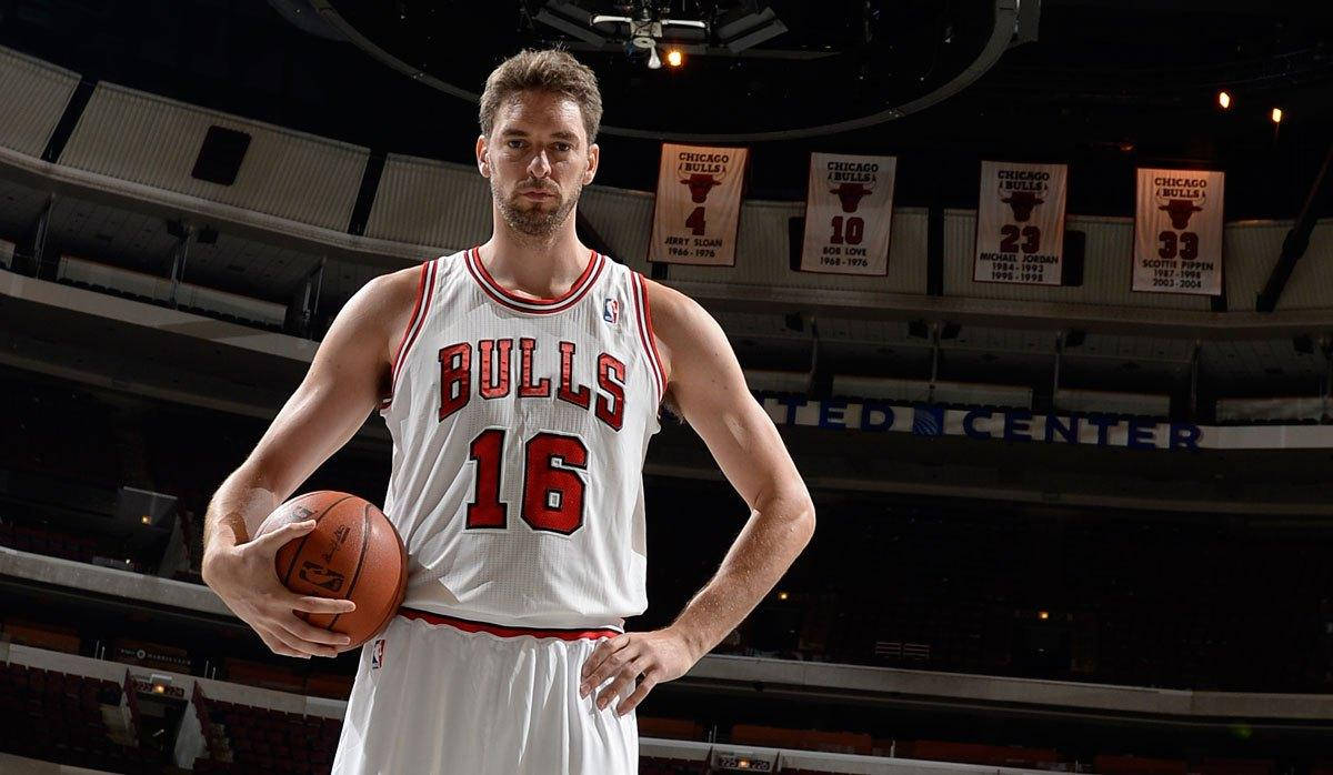 Pau Gasol 桌布 壁紙 — 一位芝加哥公牛隊籃球運動員身穿白色16號球衣，在掛有橫幅的球場上自信地持球。