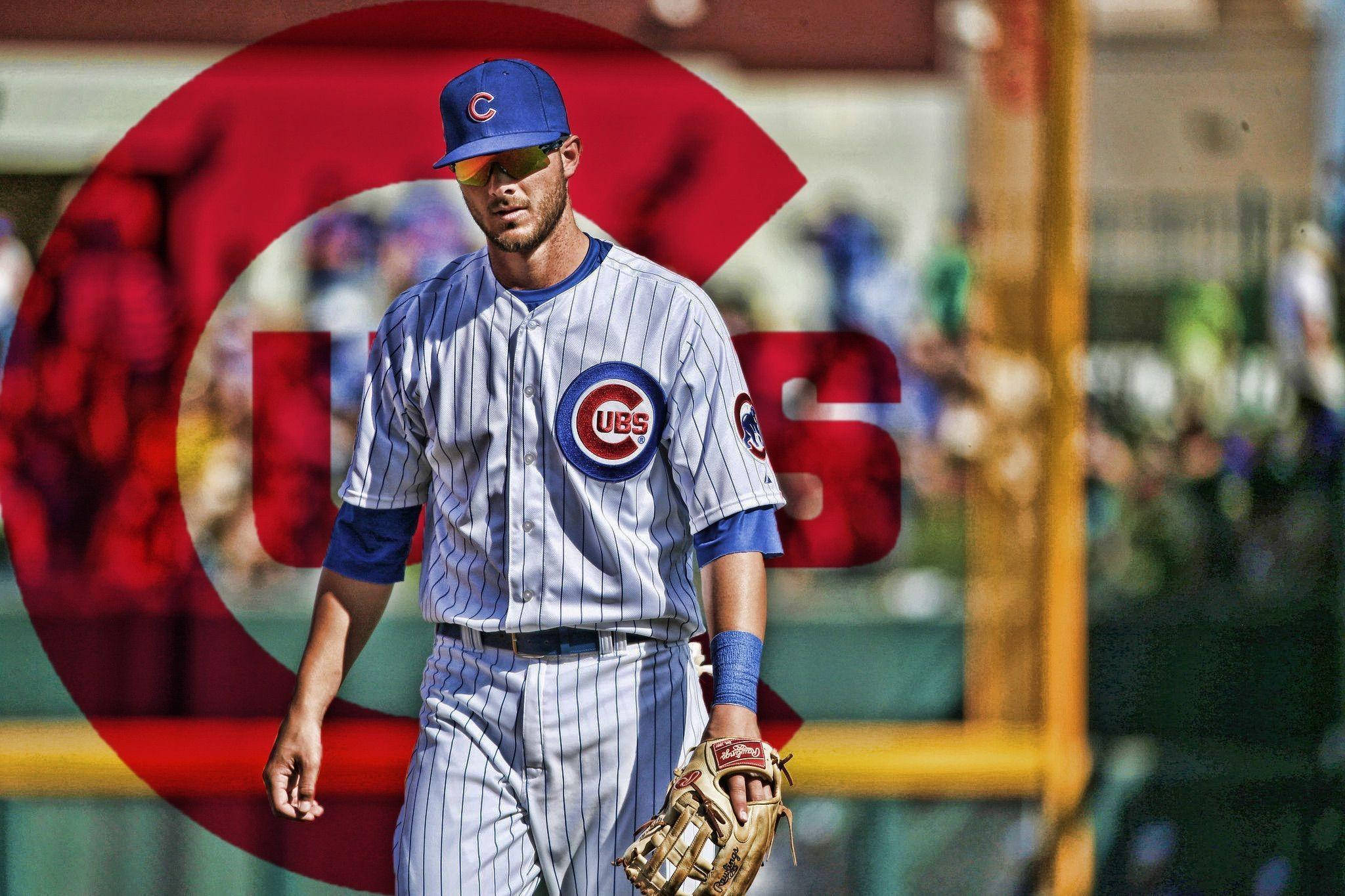 Cubs 桌布 壁紙 — 一位芝加哥小熊隊棒球運動員穿著細條紋制服，在陽光明媚的球場上自信地行走，身後有一個巨大的紅色球隊標誌。