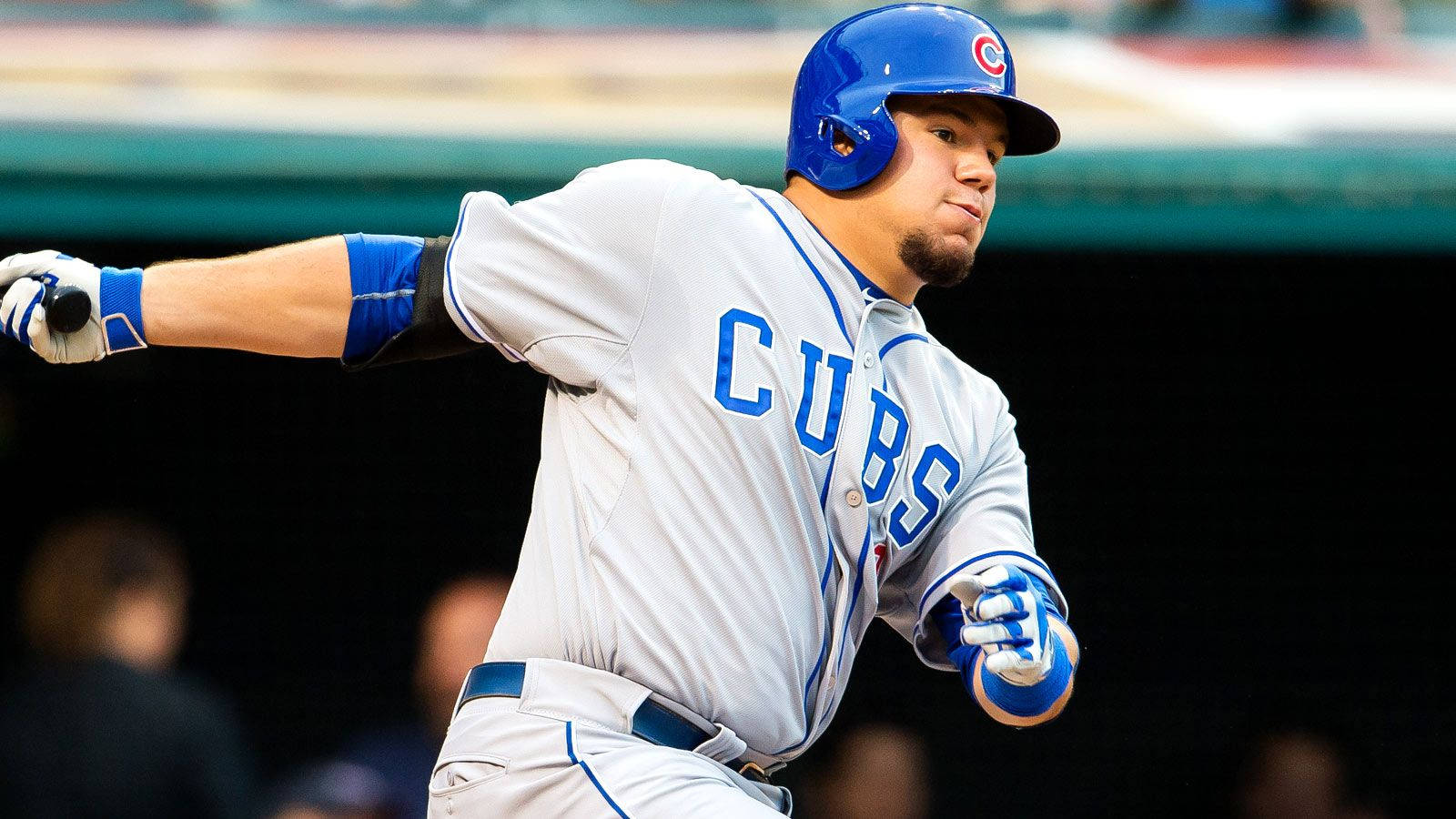 Chicago Cubs 桌布 壁紙 — 一位芝加哥小熊隊棒球選手正在揮棒，戴著藍色頭盔，身穿帶有藍色點綴的灰色球衣。