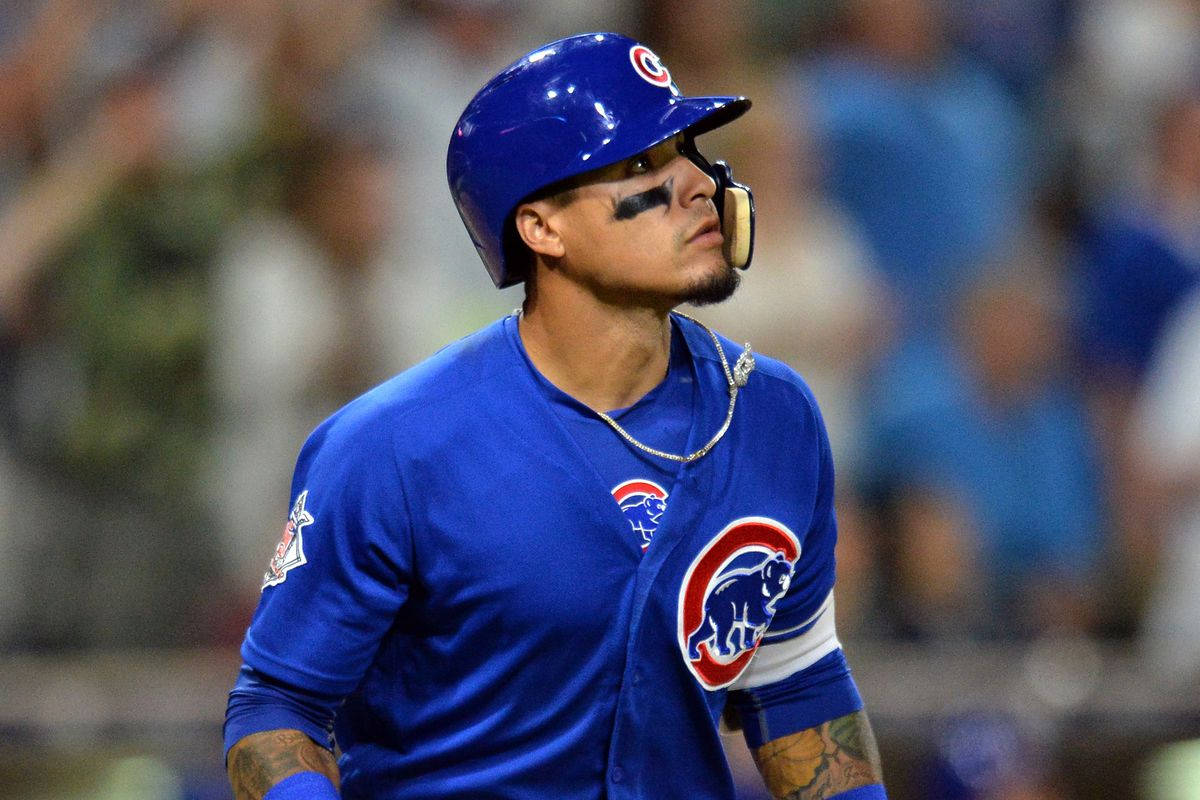 Baez 桌布 壁紙 — 一位芝加哥小熊隊棒球選手穿著藍色球衣和頭盔，在夜間比賽中專注地向上看。