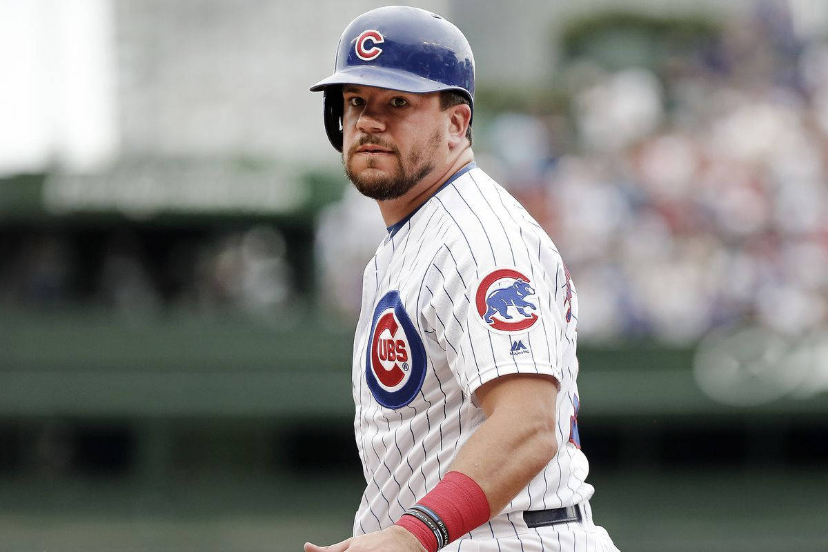 MLB 桌布 壁紙 — 一位芝加哥小熊隊的棒球運動員穿著條紋制服和頭盔，在日間比賽中專注地站在球場上。
