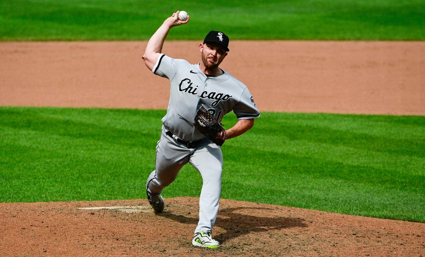 Chicago White Sox 桌布 壁紙 — 一位芝加哥投手身穿灰色制服，在陽光明媚的棒球場上從投手丘投出強力一球。