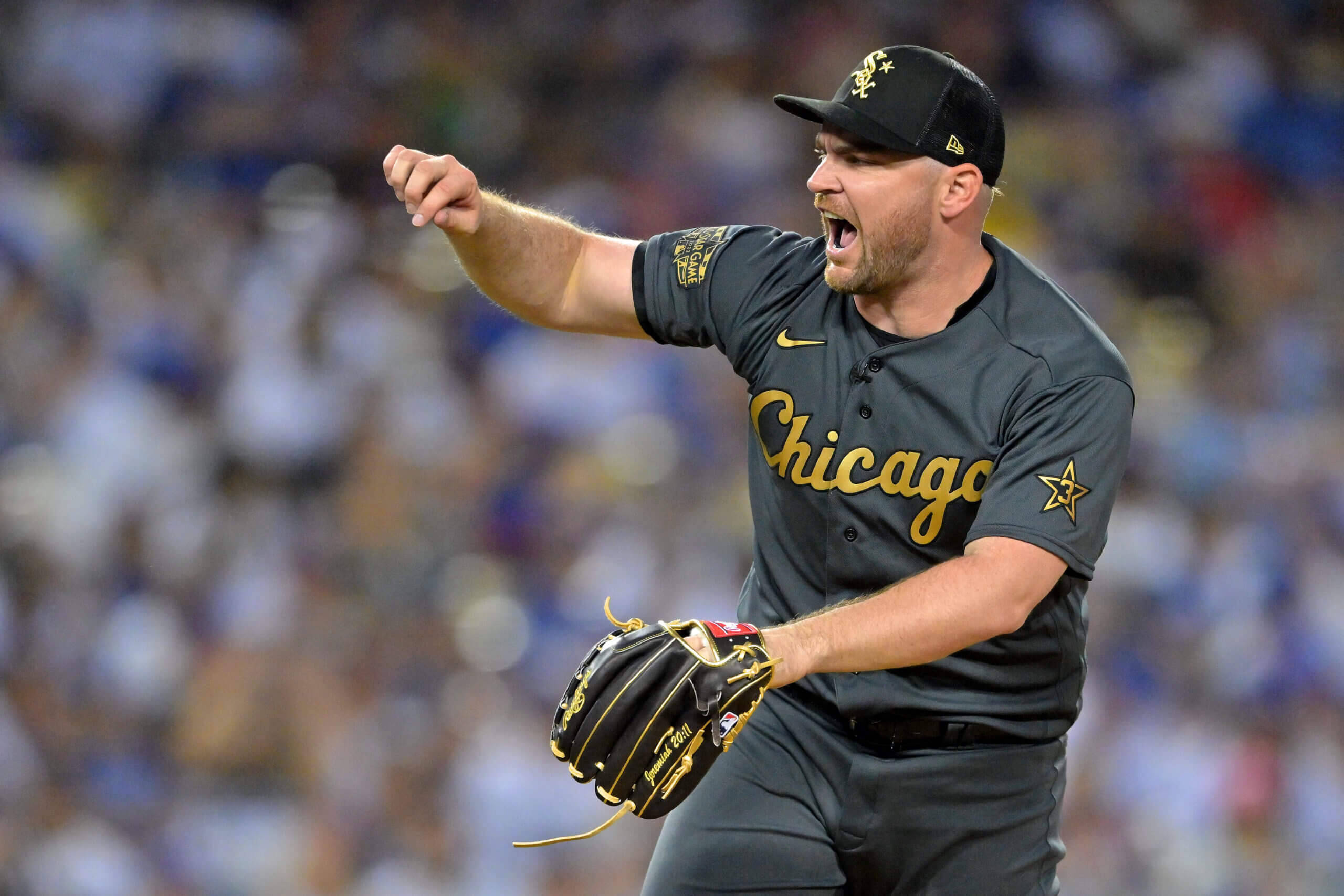 Chicago White Sox 桌布 壁紙 — 一位芝加哥棒球投手身穿深灰色球衣，在球場燈光下的比賽中，向前指著並發出強烈的怒吼。