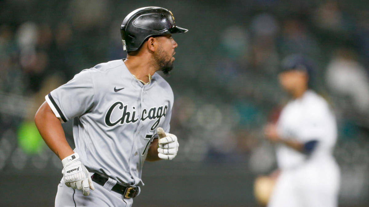 jose abreu 桌布 壁紙 — 一位芝加哥棒球運動員穿著灰色制服，在夜間比賽中於球場燈光下專注地奔跑。