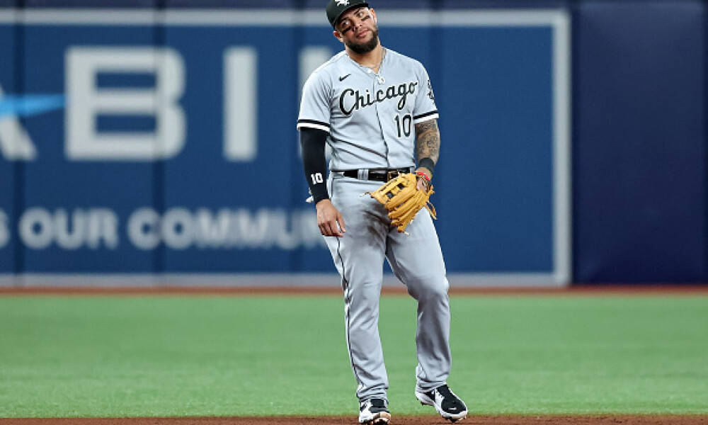Athlete 桌布 壁紙 — 一位芝加哥棒球選手身穿灰色球衣，在綠色球場上戴著手套，站在體育場燈光下。