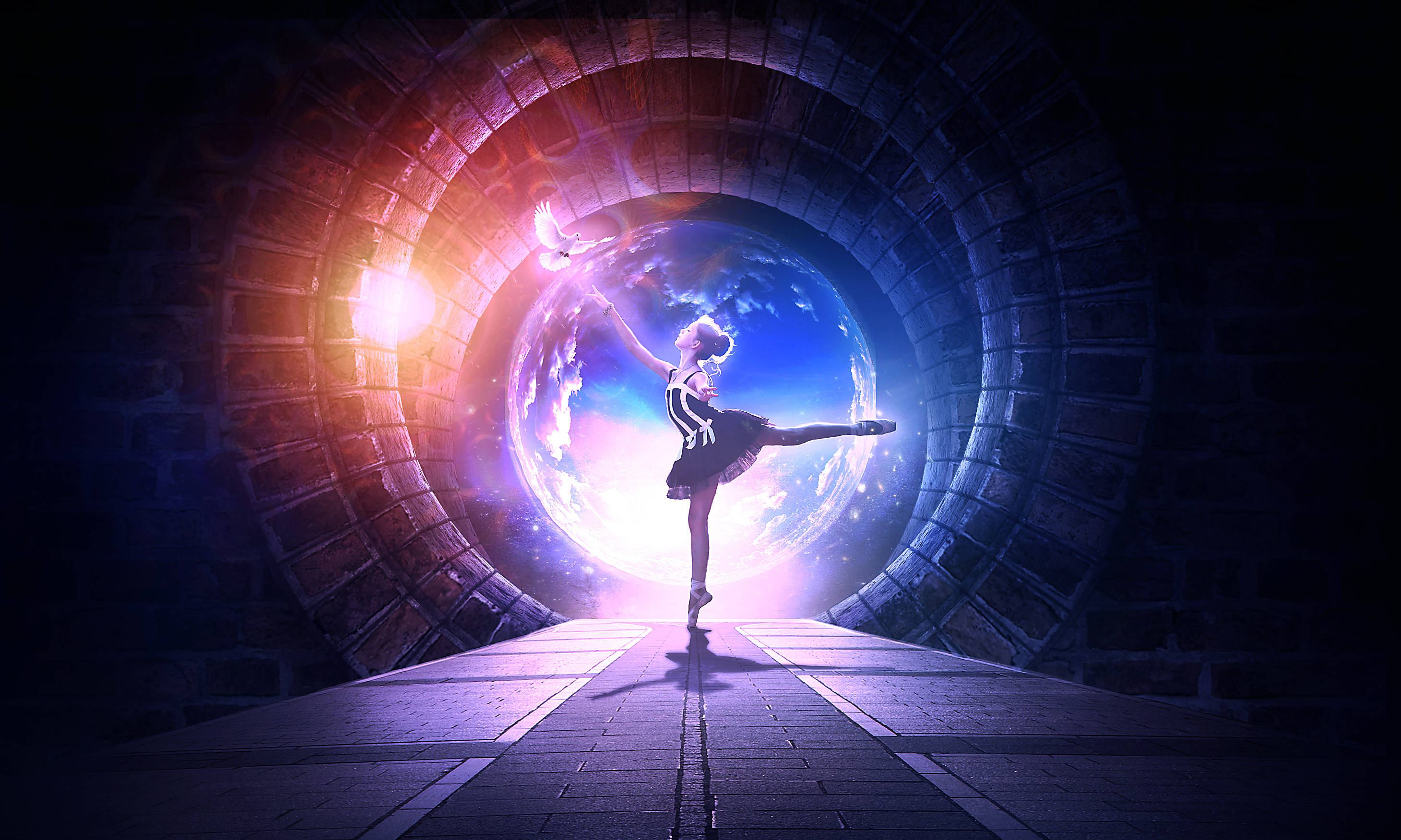 dancer 桌布 壁紙 — 一位芭蕾舞者在黑暗隧道中擺出姿勢，身後出現一顆發光行星，投射出鮮豔的光芒。