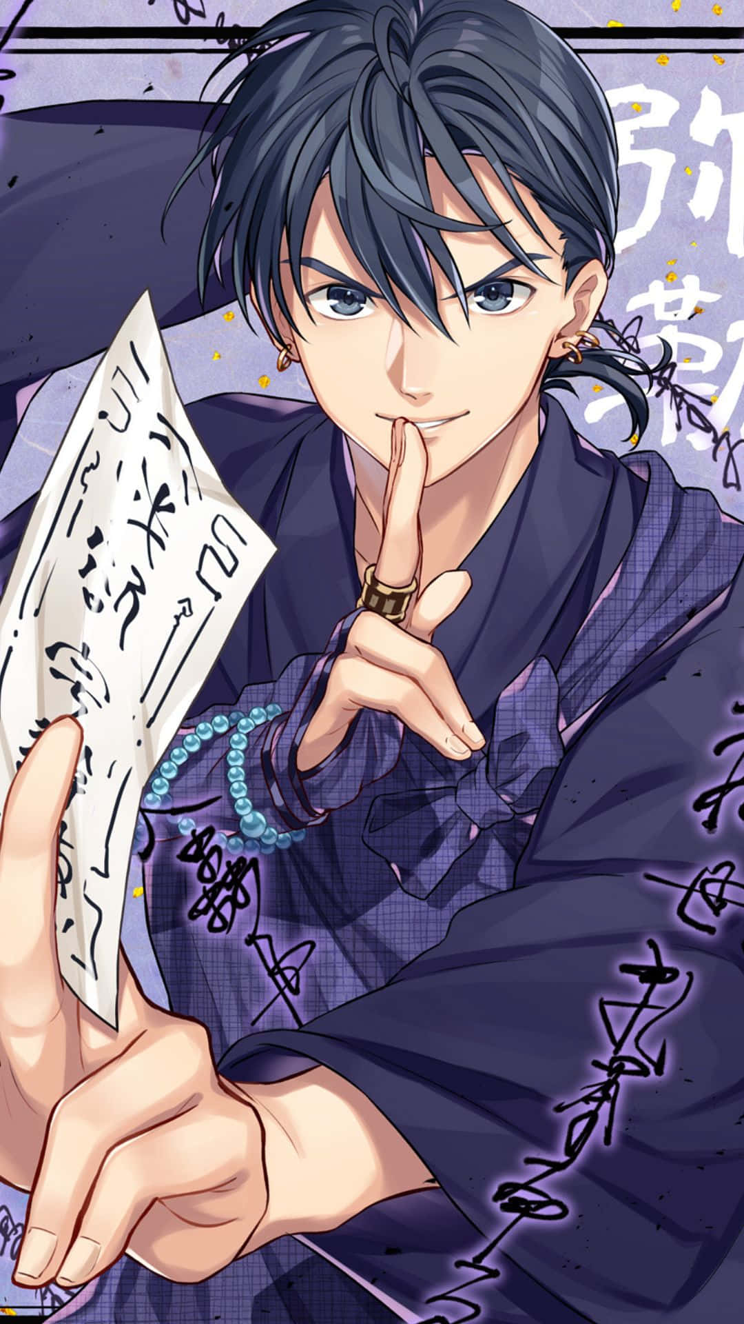 Miroku 桌布 壁紙 — 一位英俊的動漫男子身穿深紫色長袍，手持卷軸，在神秘發光的背景中將手指放在唇邊示意你安靜。