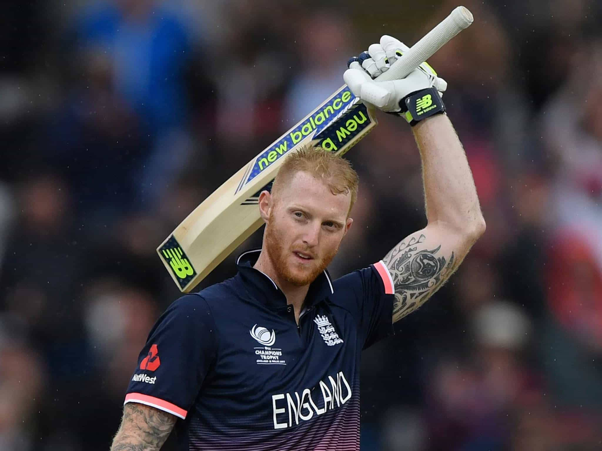 Ben Stokes 桌布 壁紙 — 一位英格蘭板球運動員在體育場人群中勝利地將球棒高舉過頭頂。