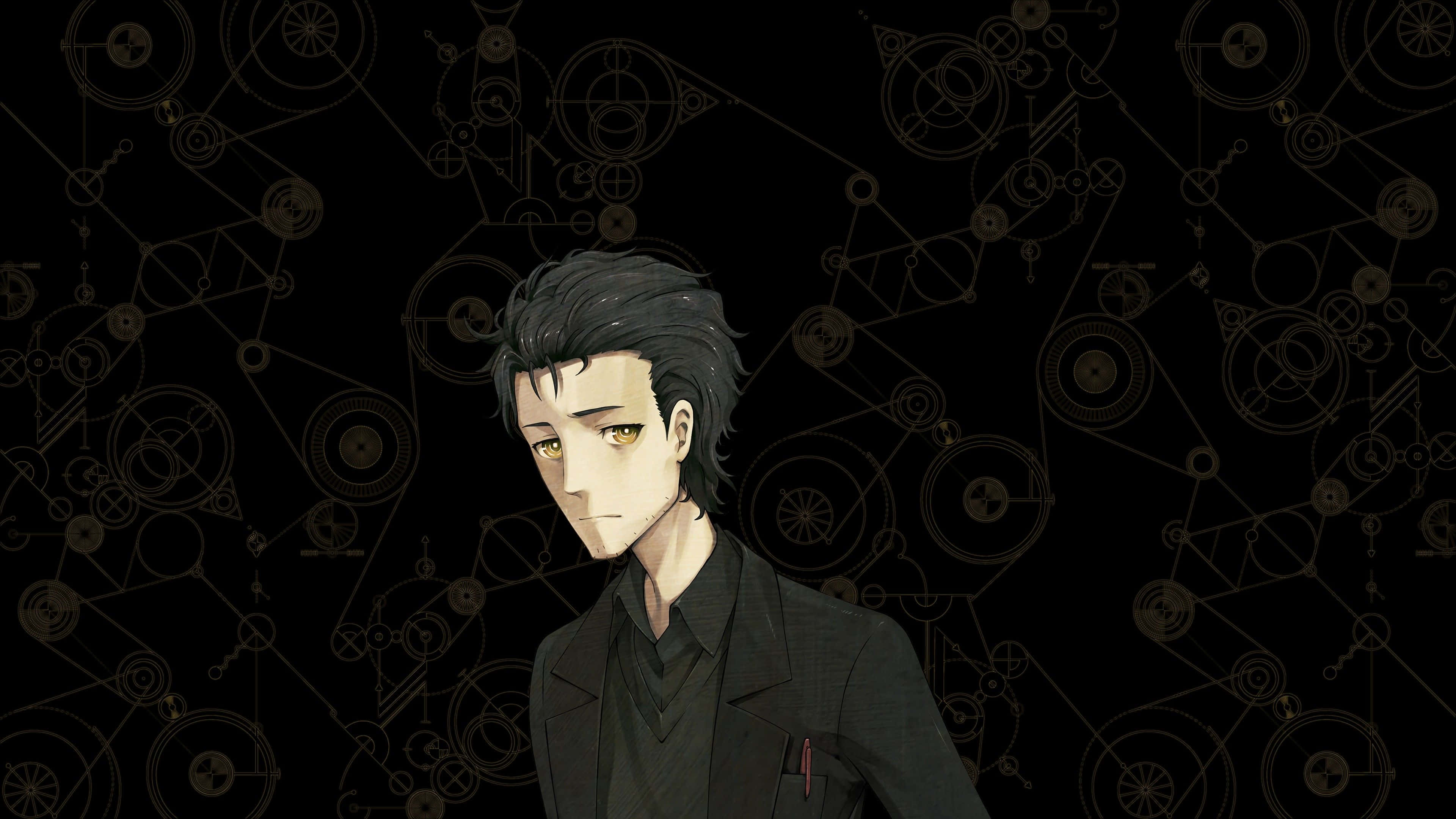 Rintaro Okabe 桌布 壁紙 — 一位莊嚴的動漫男子，金黃色的眼睛和深色頭髮，站在充滿複雜金色機械圖紙的黑色背景前。