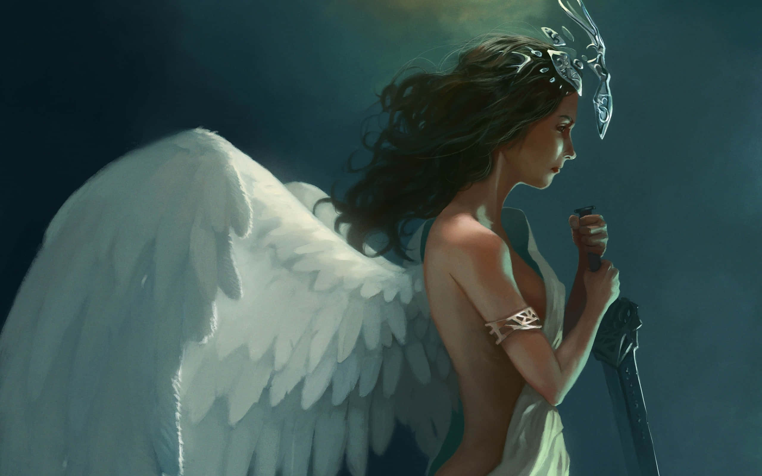 Wings 桌布 壁紙 — 一位莊嚴的天使，擁有白色羽毛翅膀和銀色王冠，在黑暗迷霧的背景中手持一把劍。