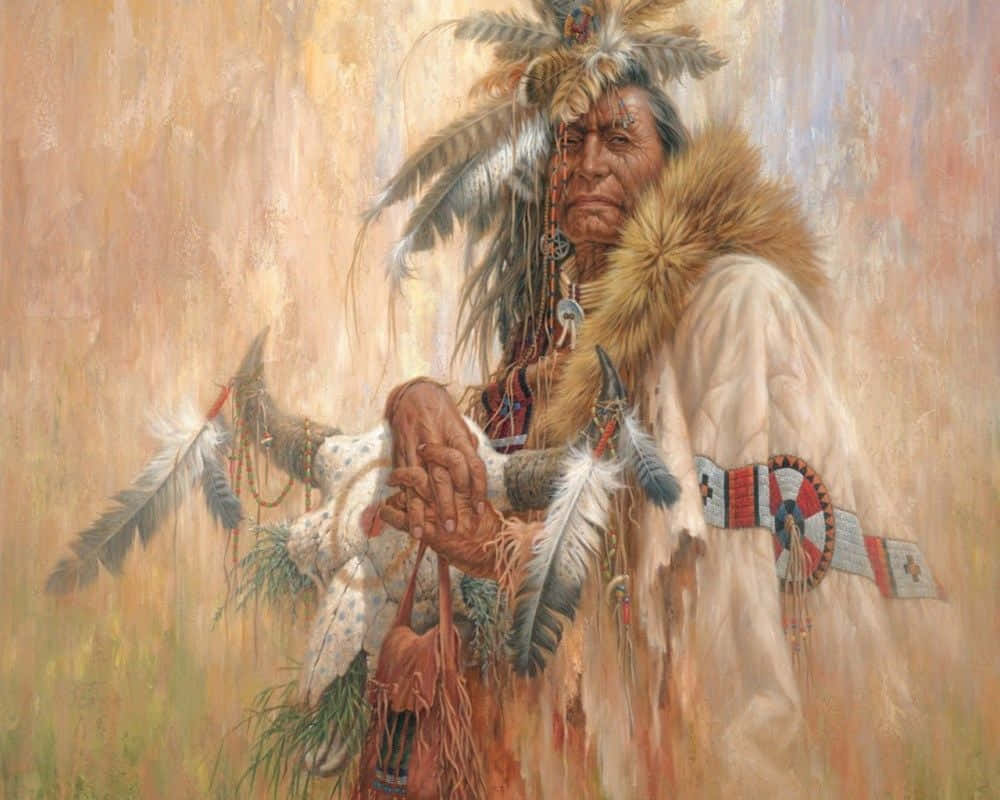 American Indian 桌布 壁紙 — 一位莊嚴的美國原住民長老，身穿傳統羽毛頭飾和毛皮鑲邊長袍，在溫暖的紋理背景前手持神聖的包裹。