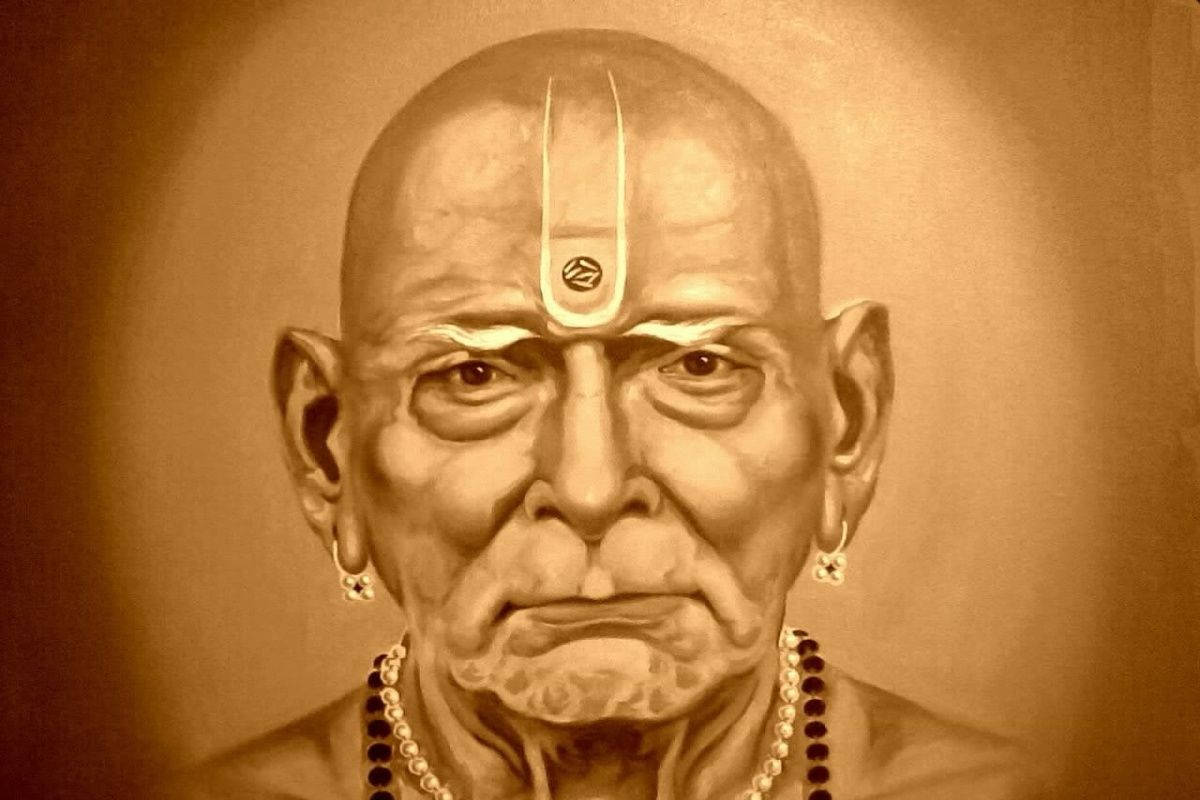 shri swami samarth 桌布 壁紙 — 一位莊嚴的老年智者，剃光頭，額頭上有神聖的提拉克，在溫暖的棕褐色背景前凝視著。