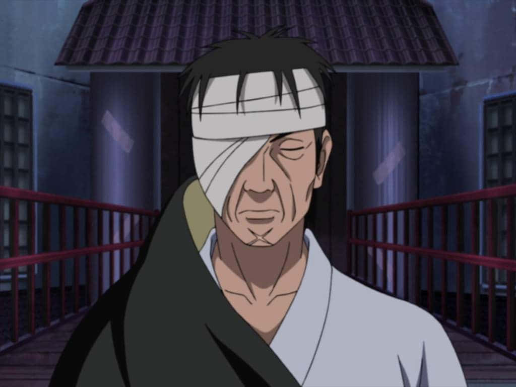 Danzo Shimura 桌布 壁紙 — 一位蒙眼動漫男子身穿傳統長袍，在夜間莊嚴地站在黑暗瓦頂下的木橋上。