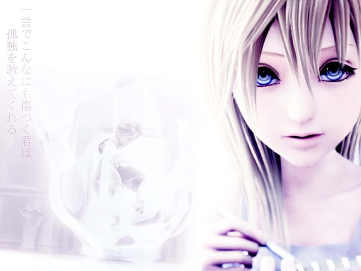 Kingdom Hearts Namine 桌布 壁紙 — 一位蒼白的動漫女孩，藍眼睛、金髮，在帶有日文字樣的發光白色背景前，溫柔地凝視著，手中握著一支筆。